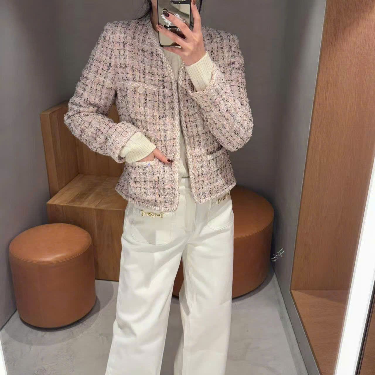 Áo dạ tweed hồng phấn, cổ V