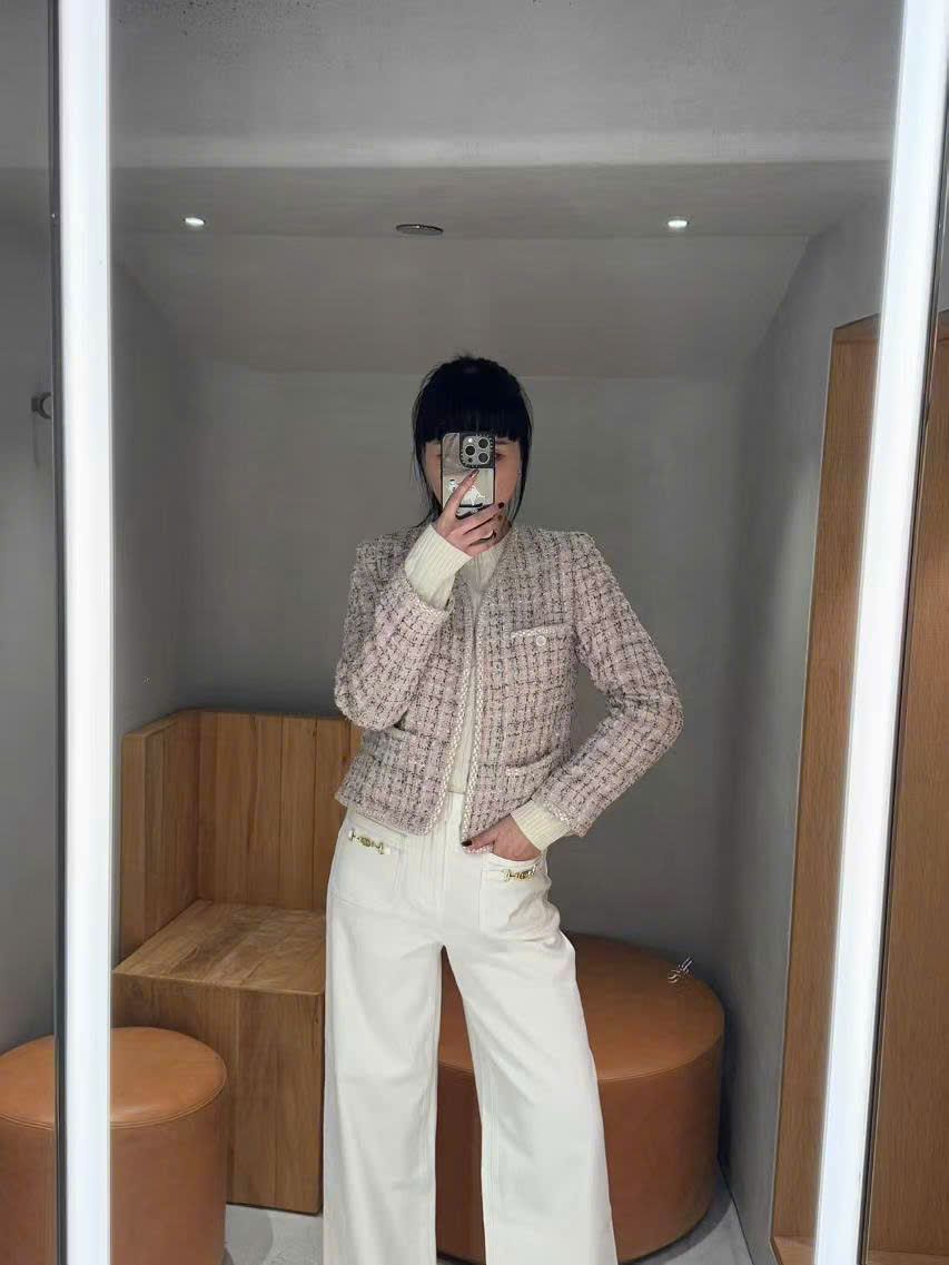 Áo dạ tweed hồng phấn, cổ V
