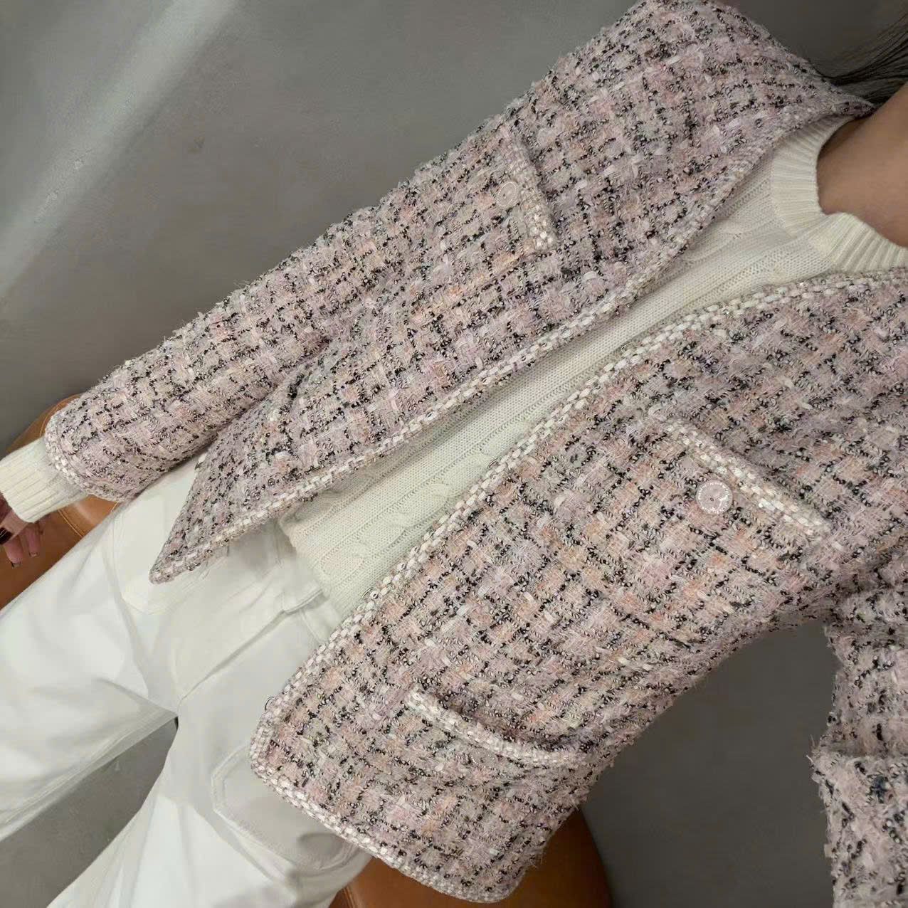 Áo dạ tweed hồng phấn, cổ V