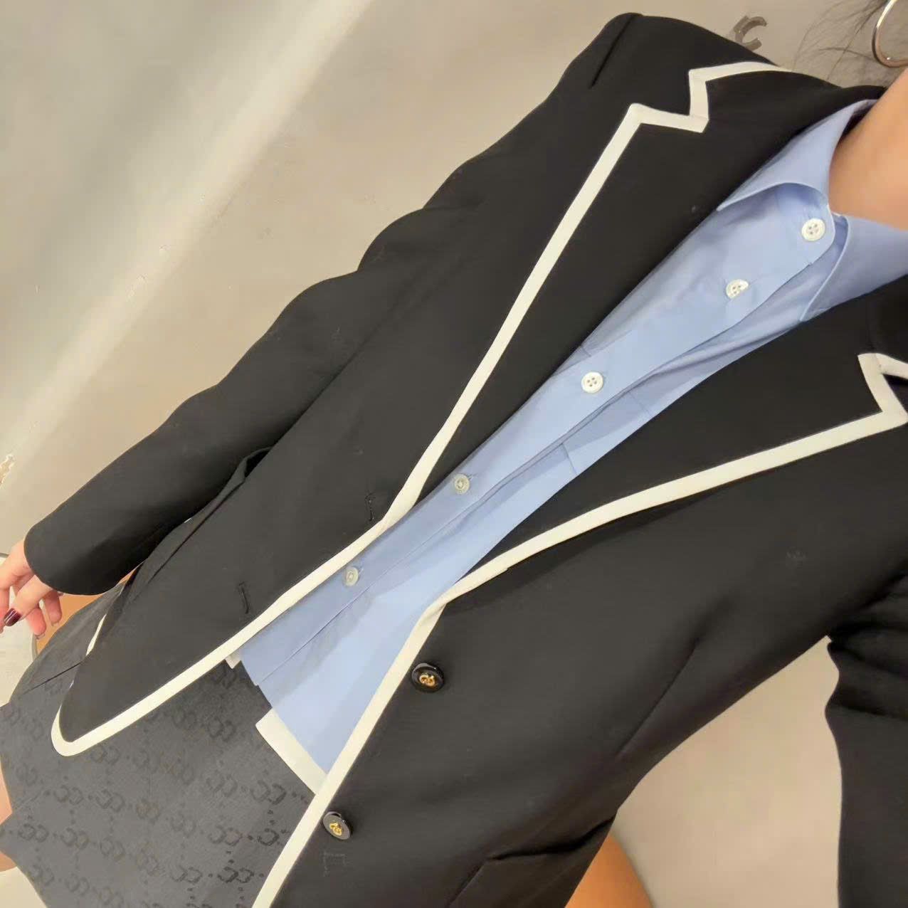 Áo sơmi croptop xanh da trời phối tà trắng
