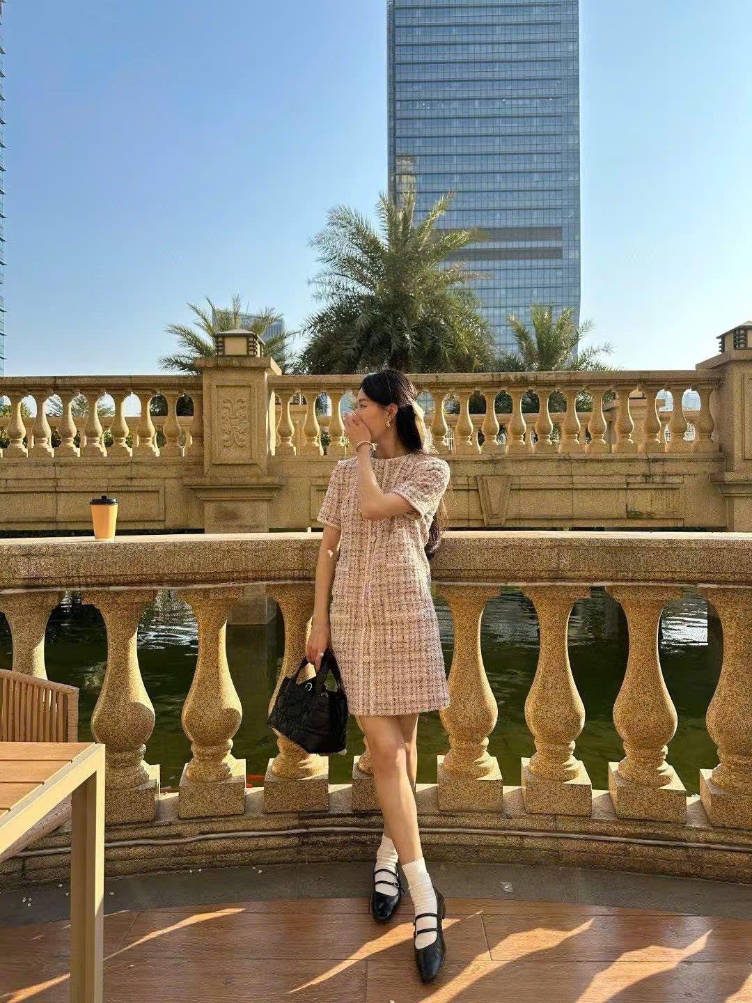 Váy tweed hồng phối cúc ngọc