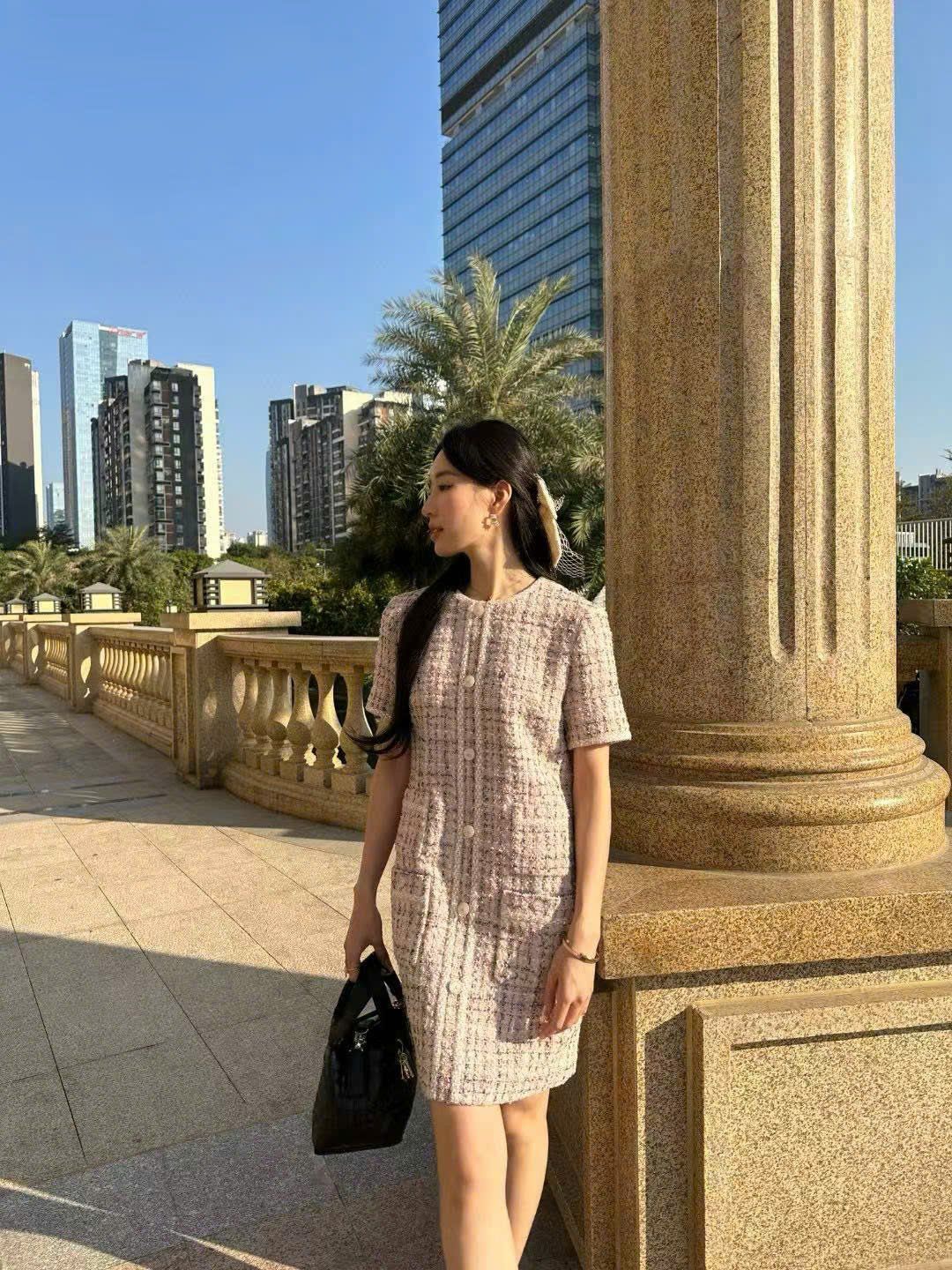 Váy tweed hồng phối cúc ngọc