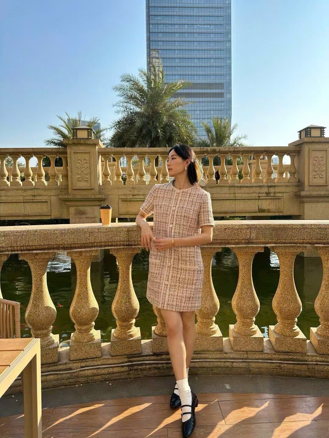 Váy tweed hồng phối cúc ngọc