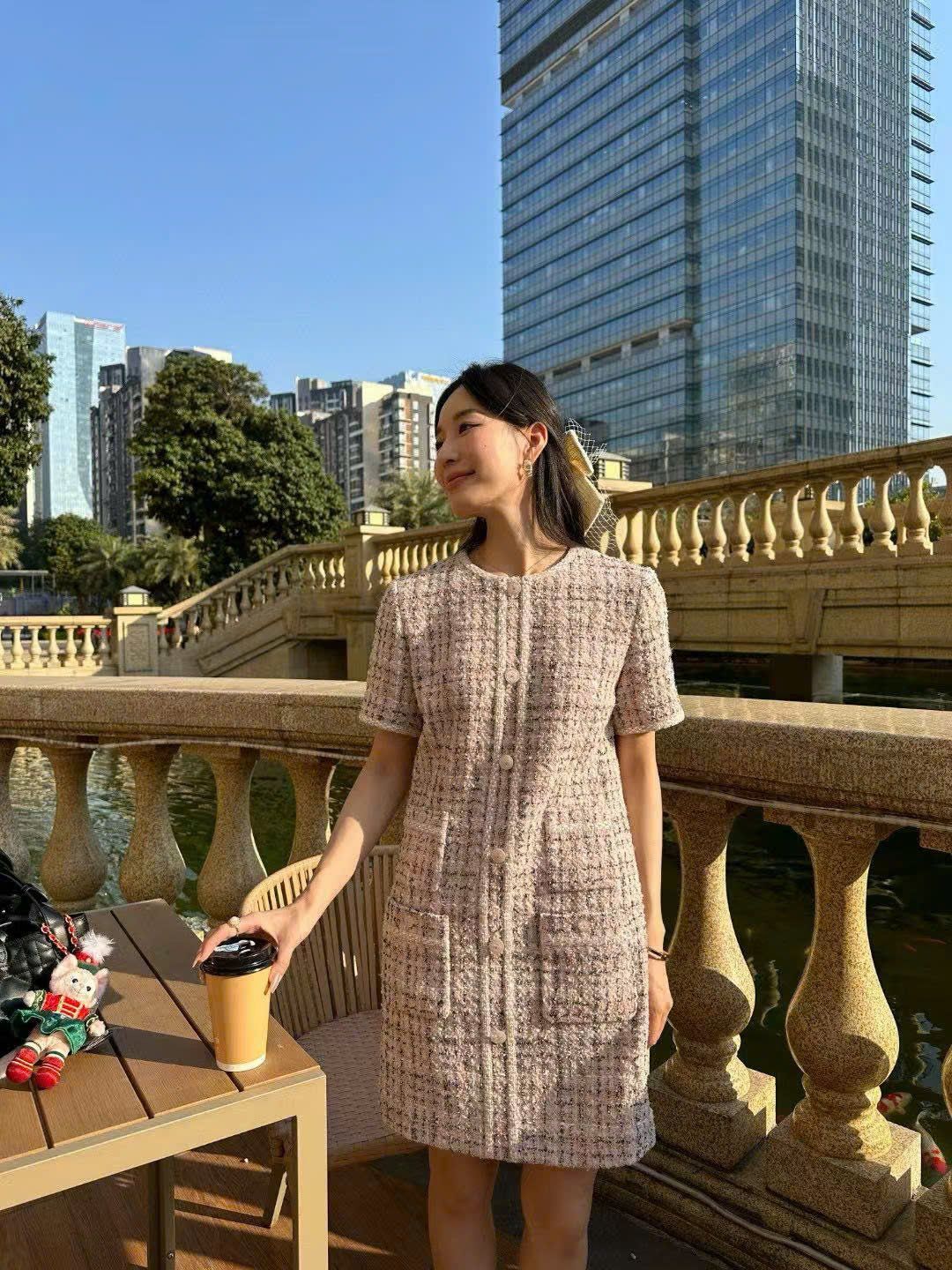 Váy tweed hồng phối cúc ngọc