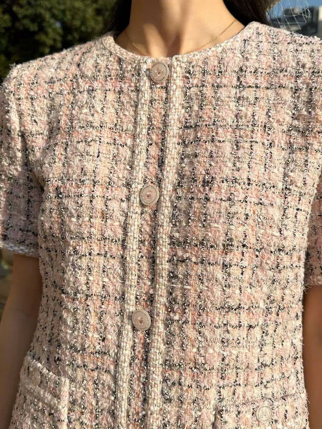 Váy tweed hồng phối cúc ngọc
