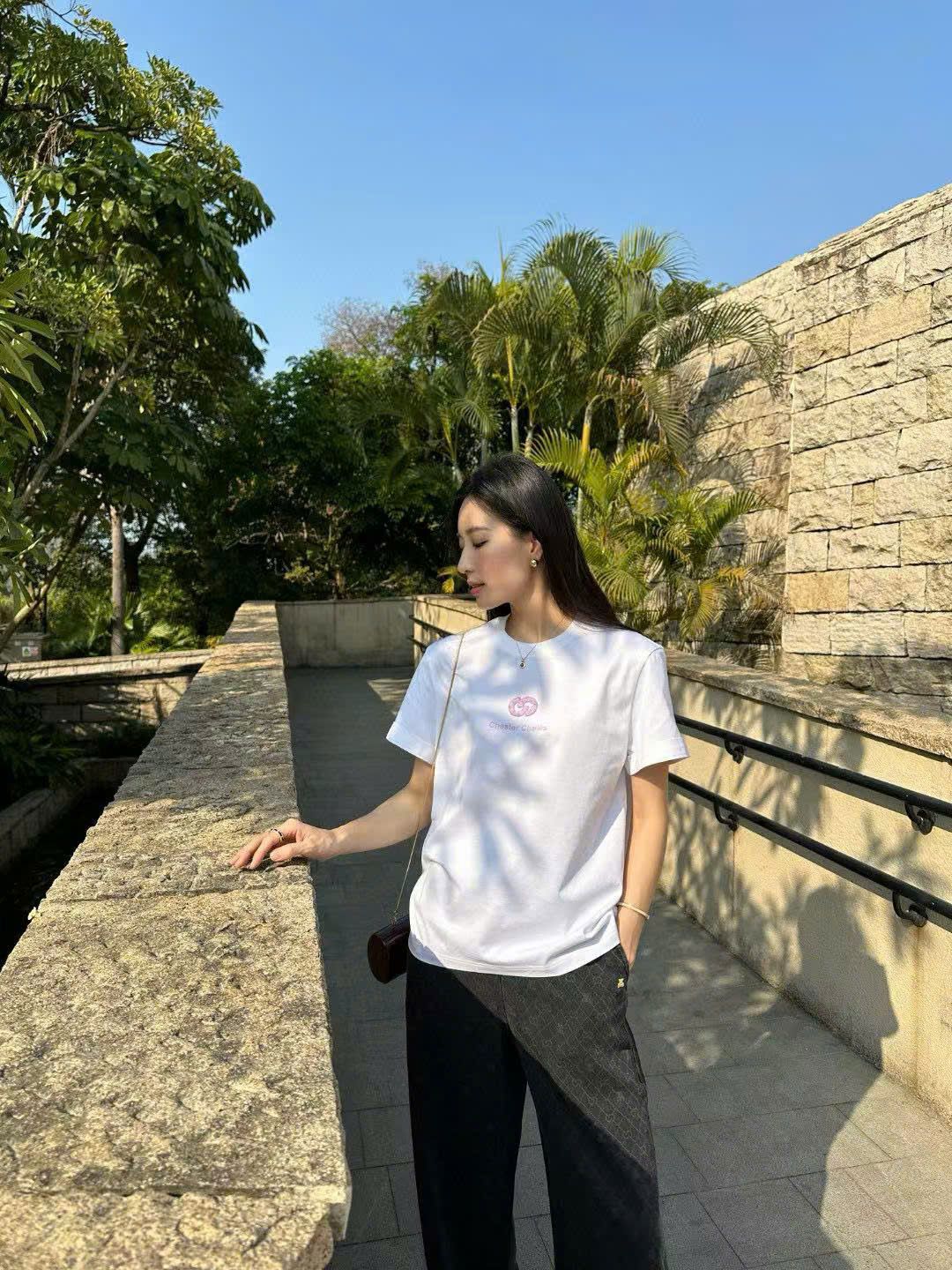 Áo phông trắng, chữ hồng, logo hồng đính đá
