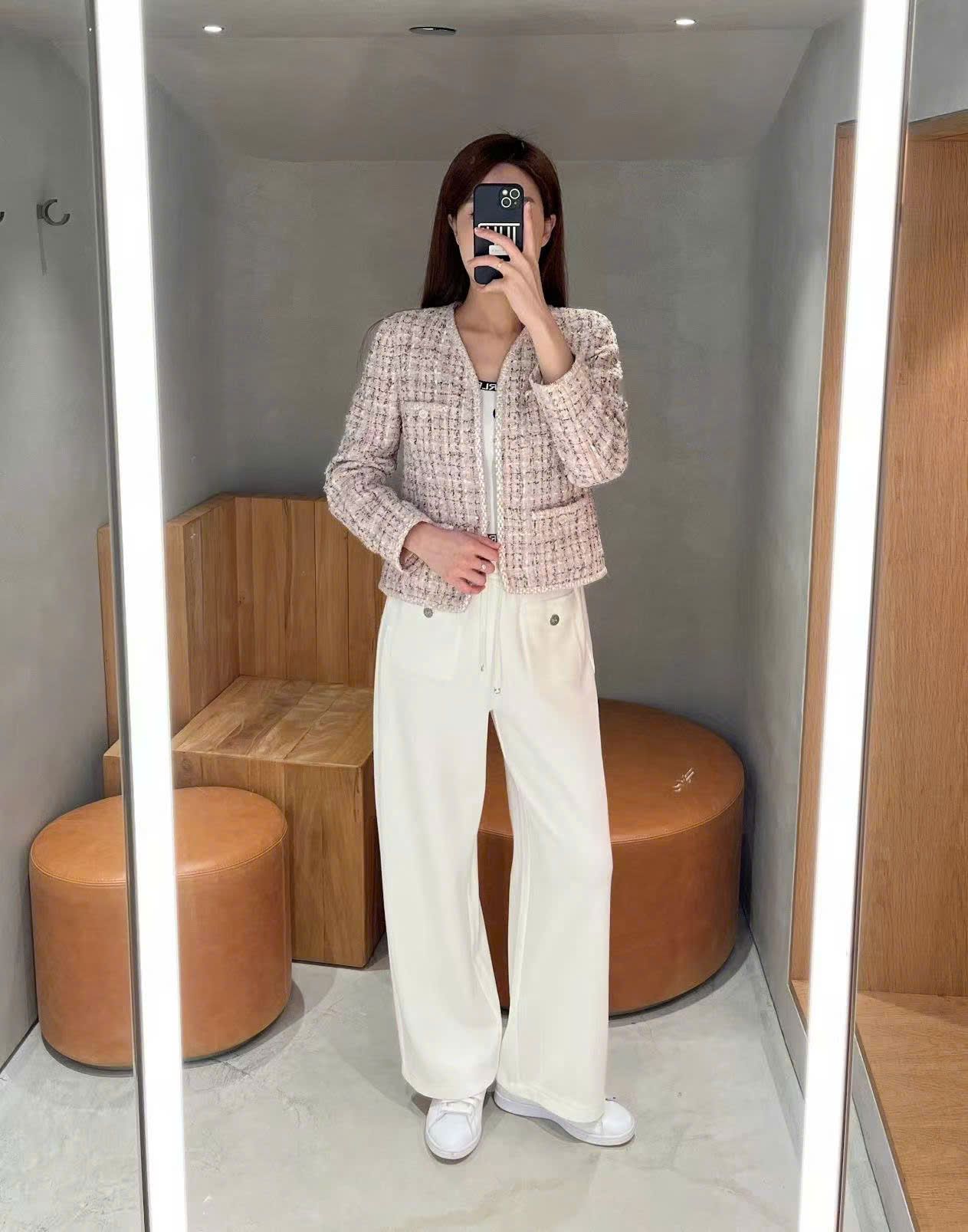 Áo dạ tweed hồng phấn, cổ V