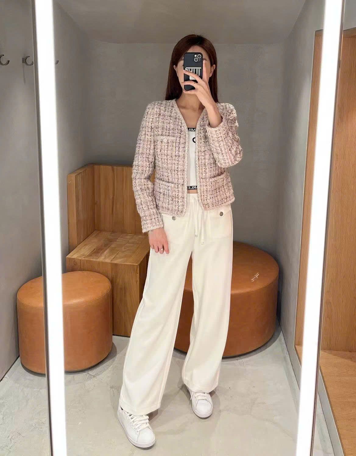 Áo dạ tweed hồng phấn, cổ V