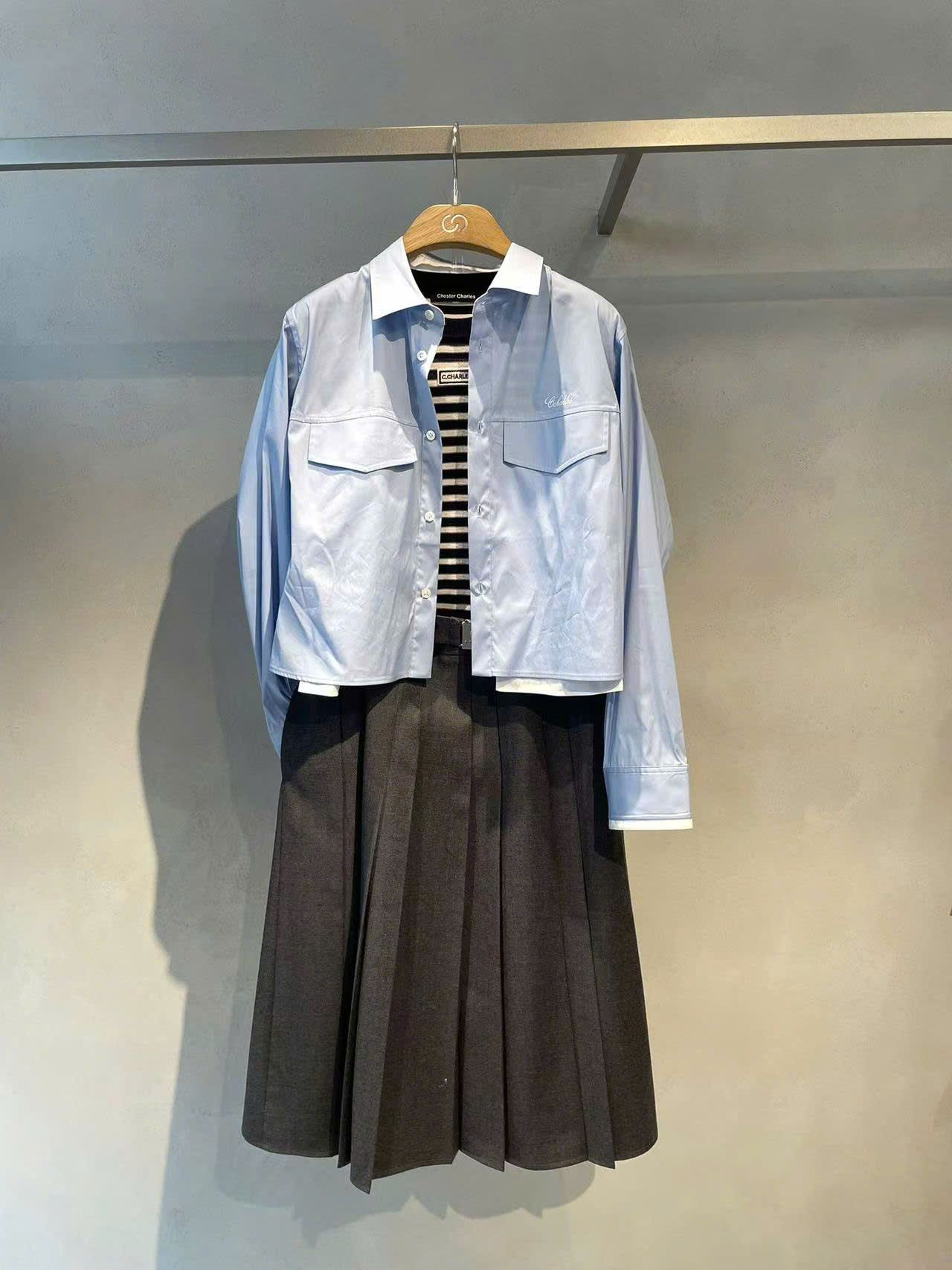 Áo sơmi croptop xanh da trời phối tà trắng