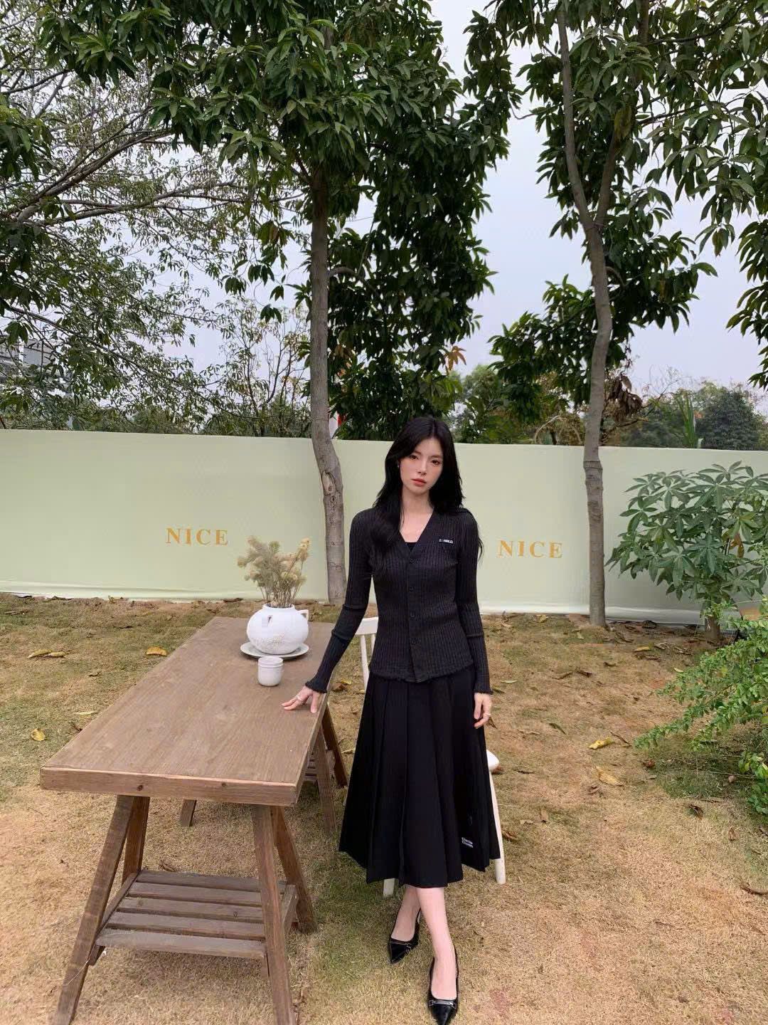 Áo CDG đen len cổ V ngực chữ C.charles