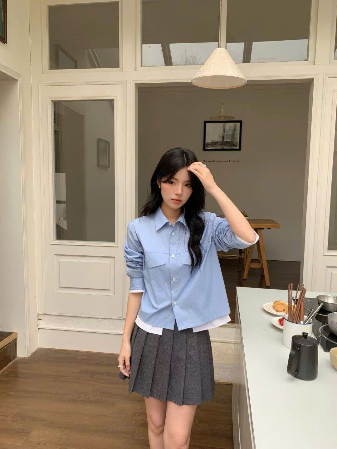 Áo sơmi croptop xanh da trời phối tà trắng
