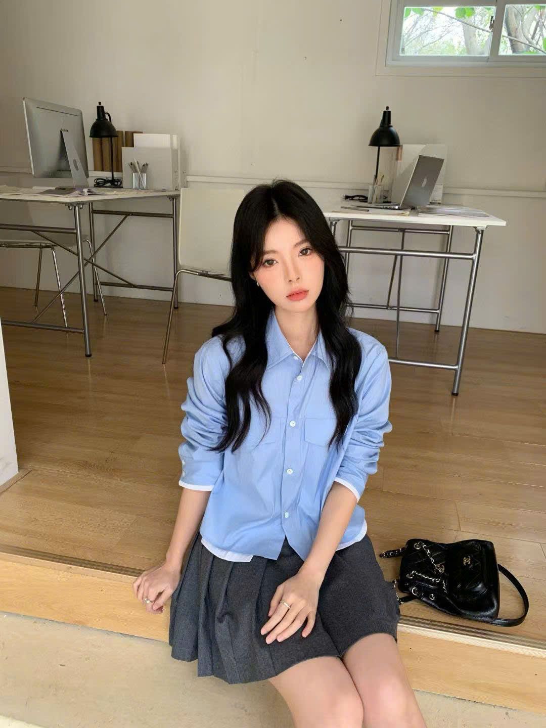 Áo sơmi croptop xanh da trời phối tà trắng
