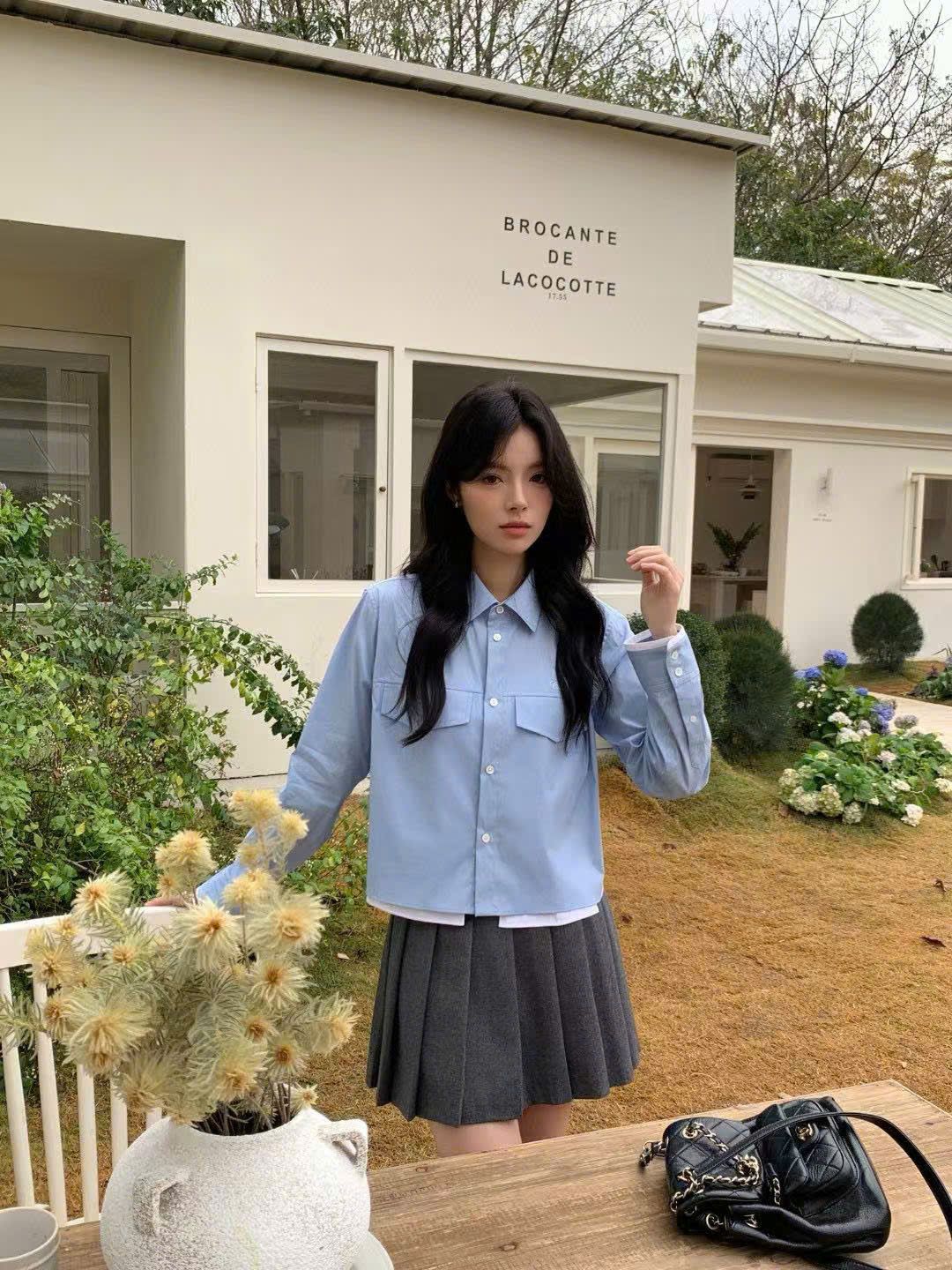 Áo sơmi croptop xanh da trời phối tà trắng