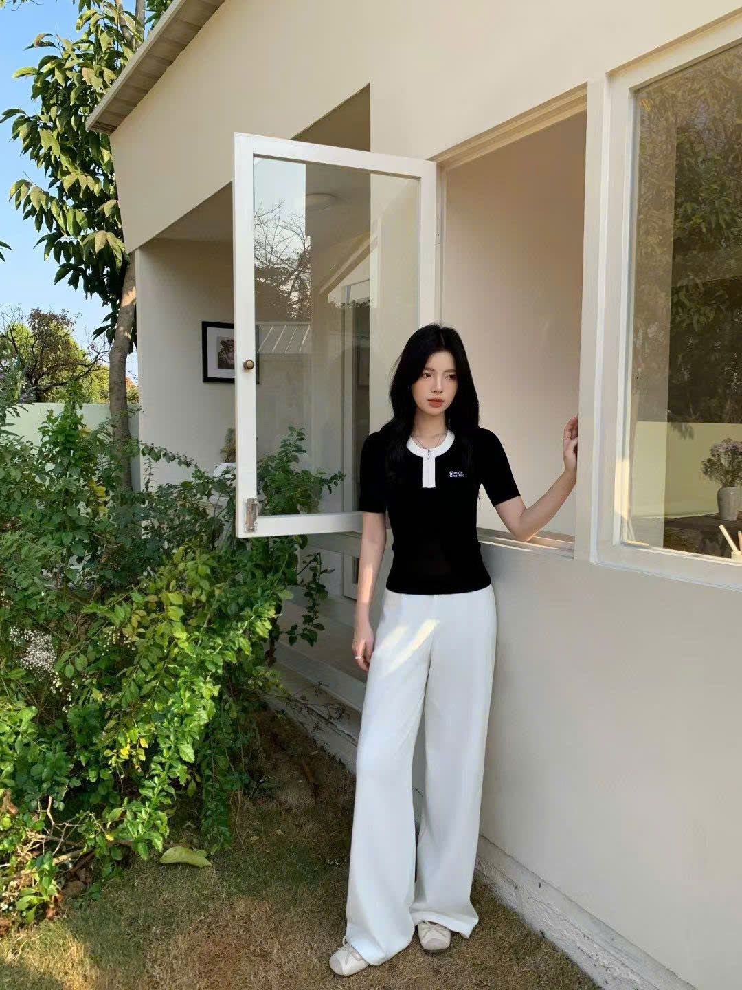 Áo thun đen ngắn tay, cổ tròn trắng khoá zip