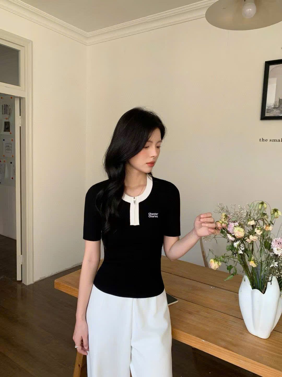 Áo thun đen ngắn tay, cổ tròn trắng khoá zip