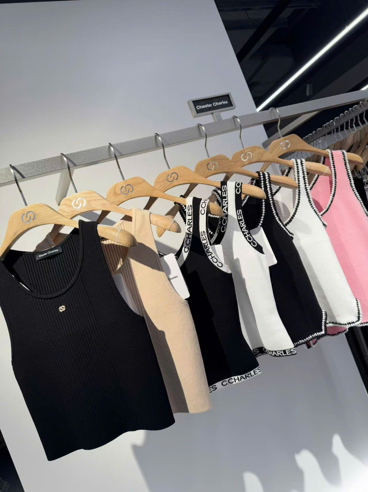 Áo tank top đen viền trắng CC