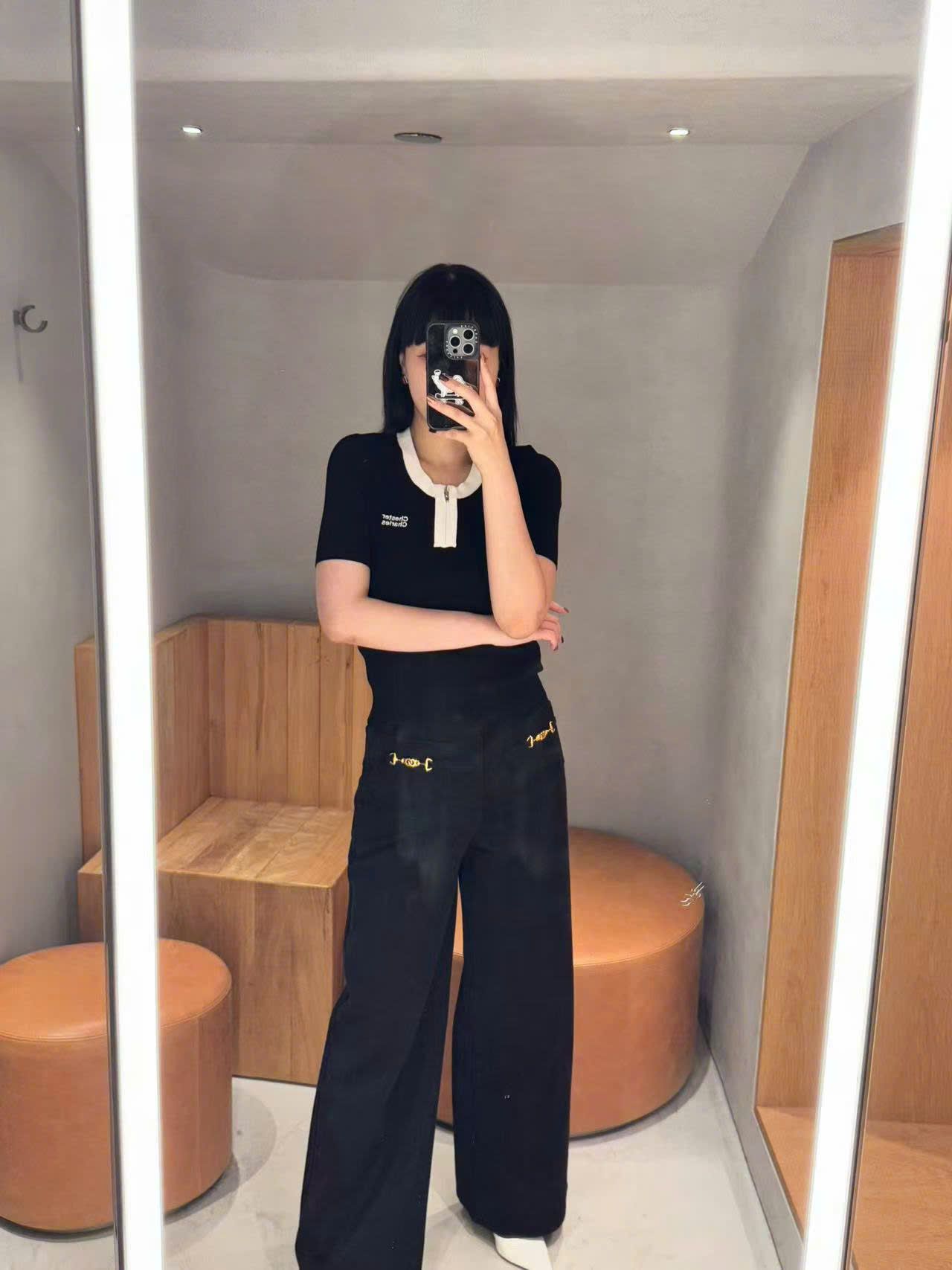 Quần jean đen, 2 xích vàng