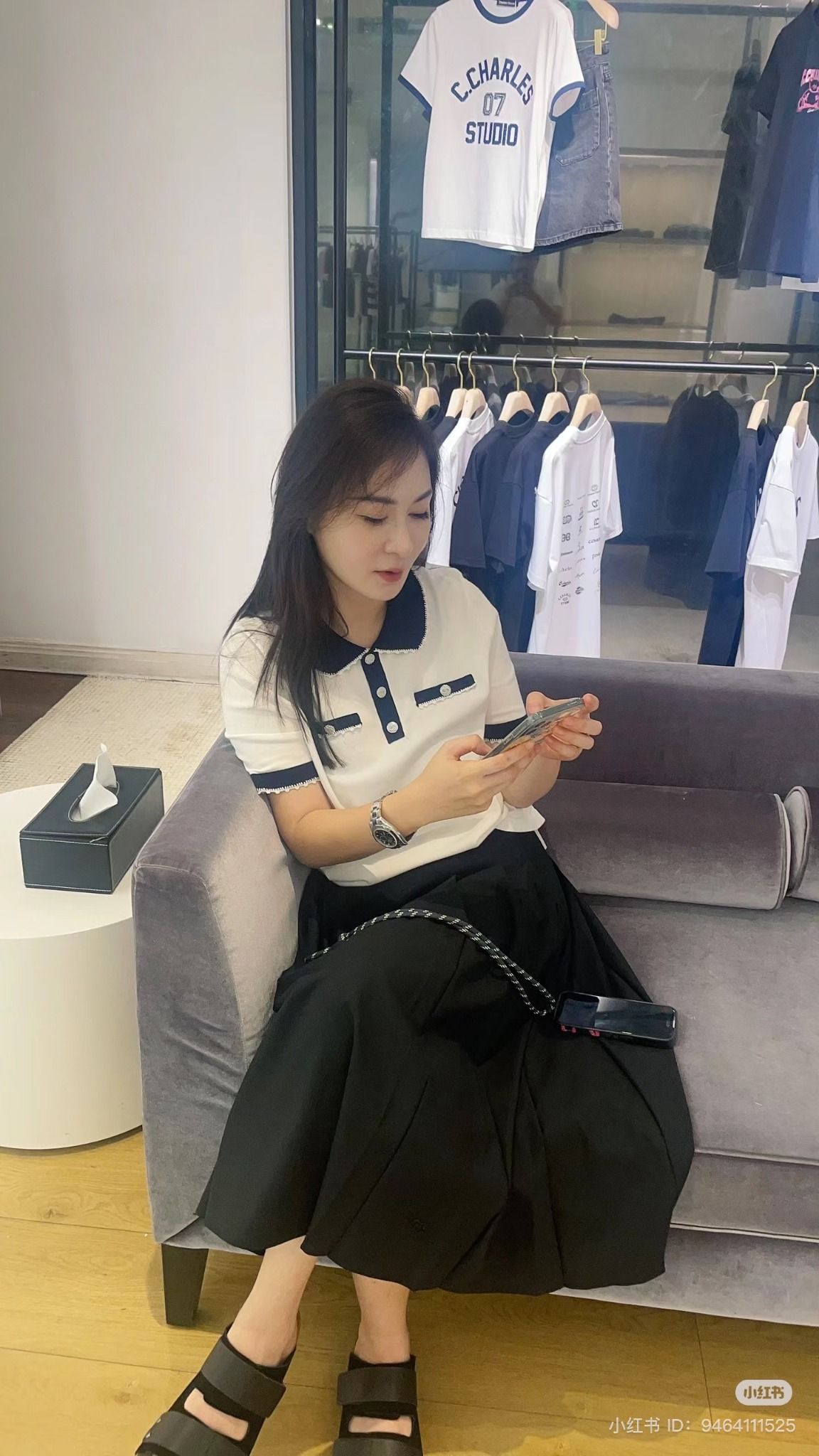 Áo polo trắng cổ đen viền ren