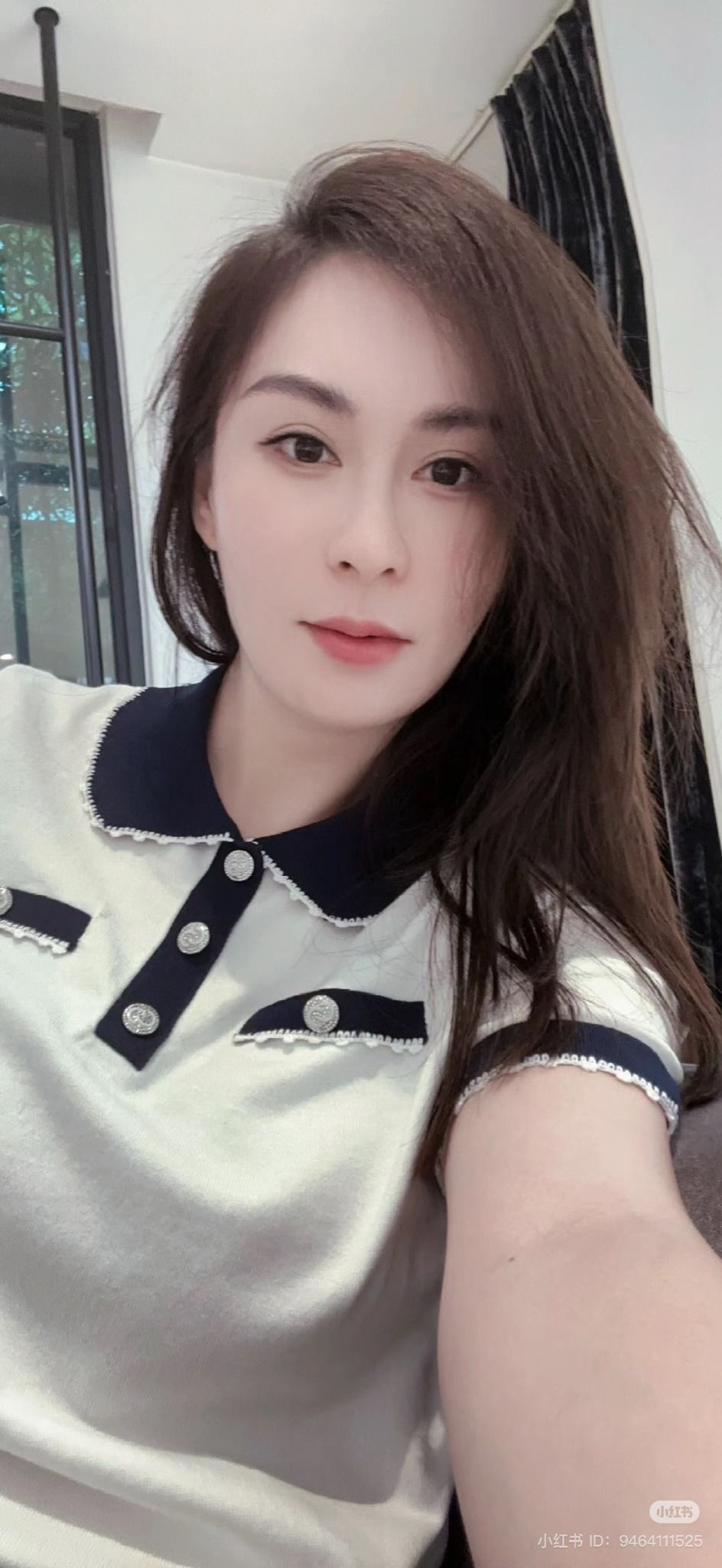 Áo polo trắng cổ đen viền ren