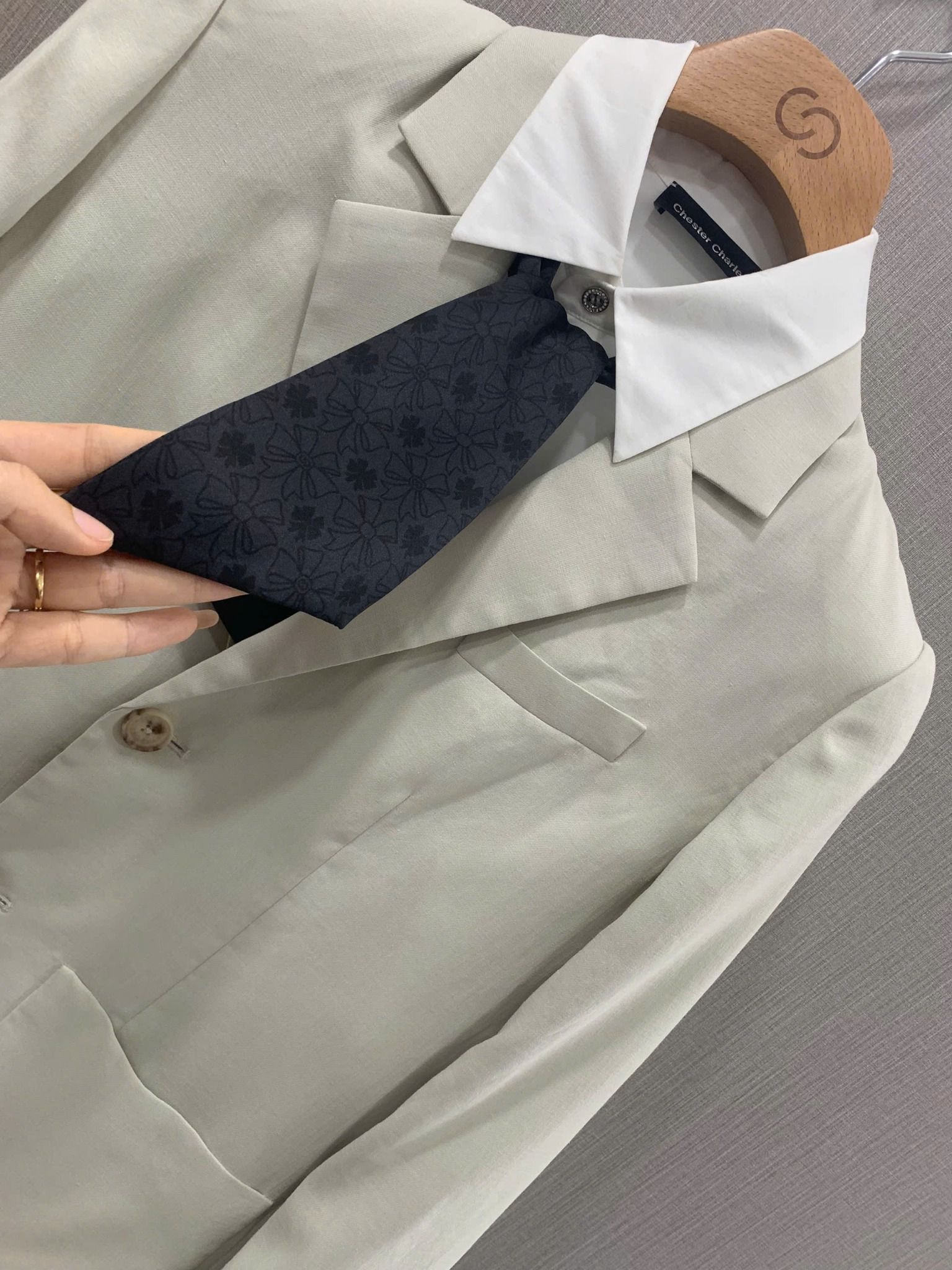 Áo Vest ghi, tay lật CC