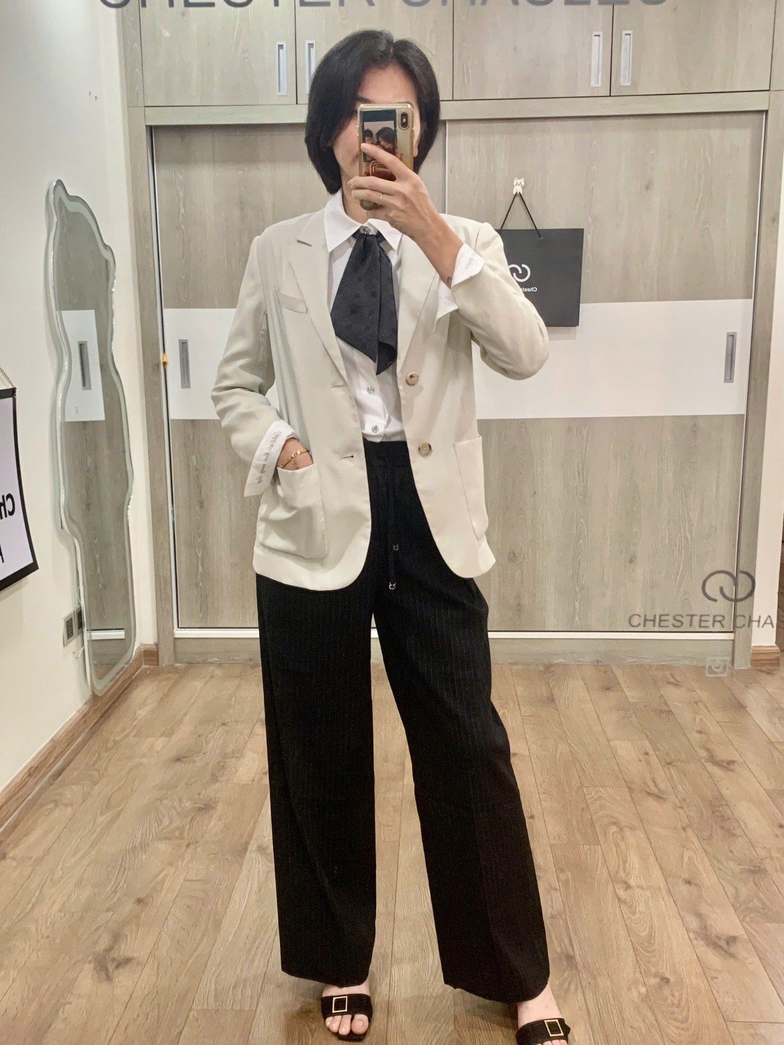 Áo Vest ghi, tay lật CC