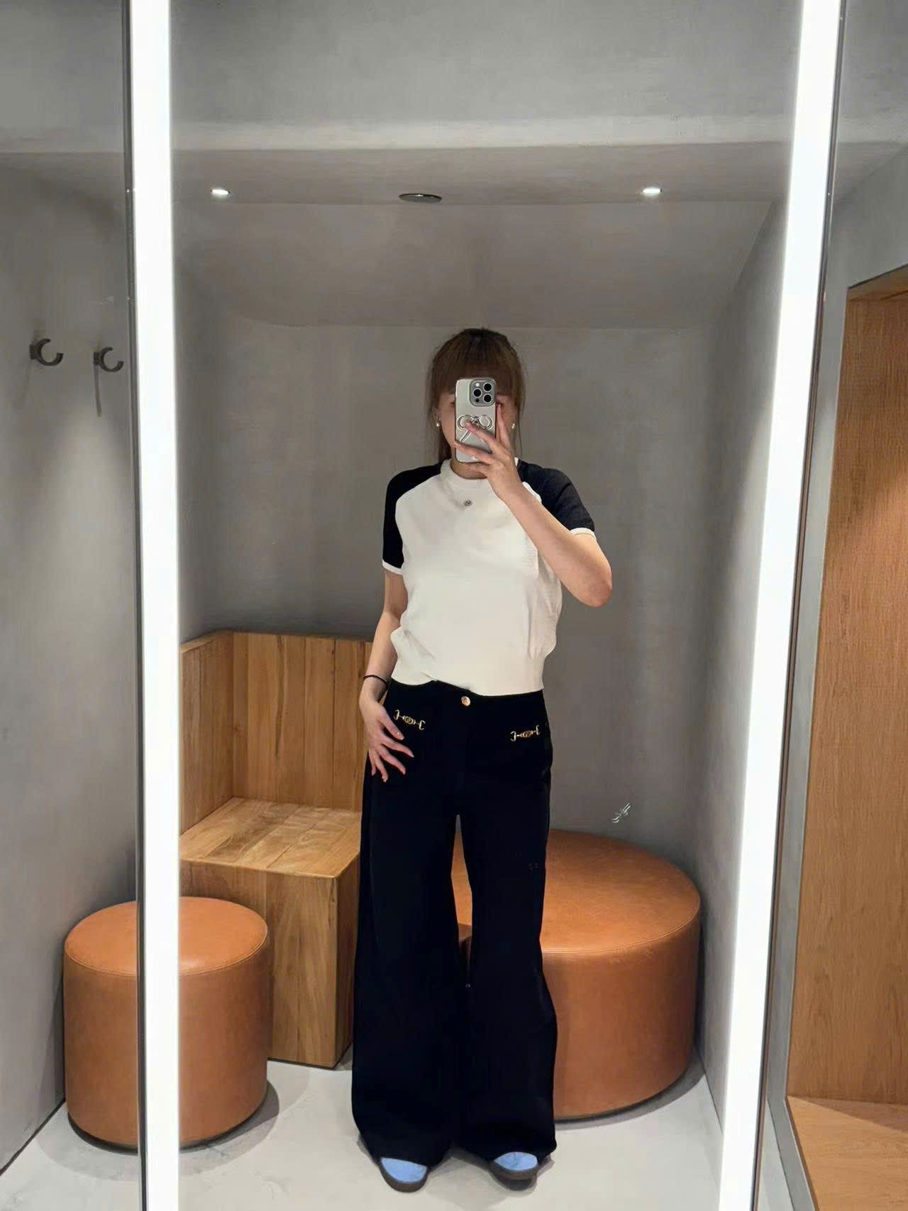 Quần jean đen, 2 xích vàng