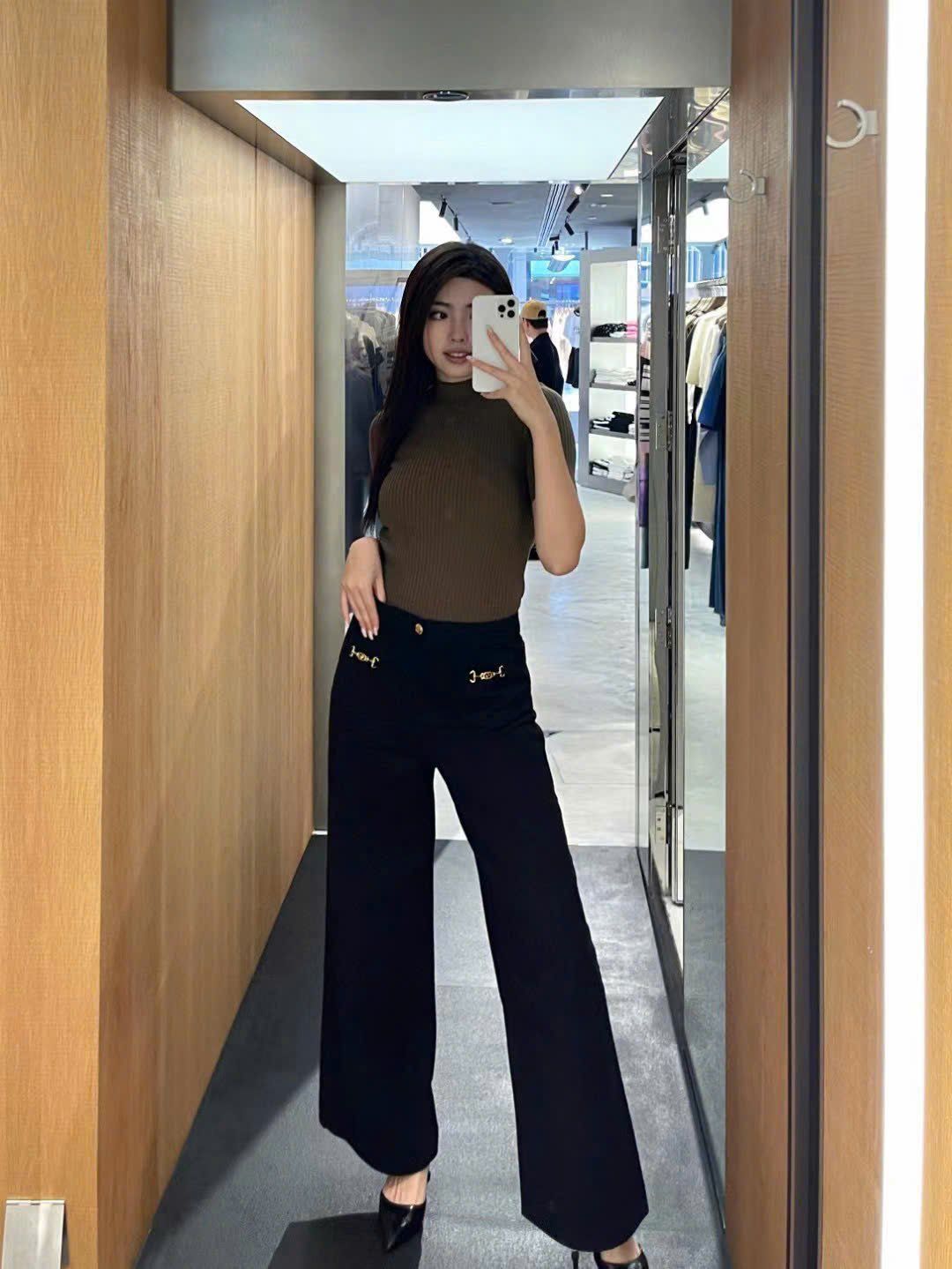 Quần jean đen, 2 xích vàng