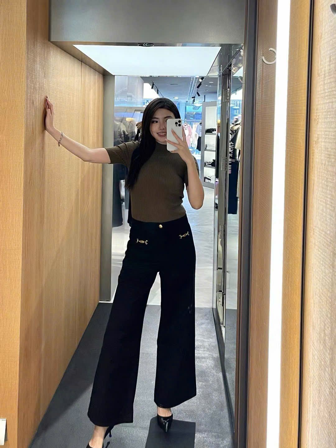 Quần jean đen, 2 xích vàng