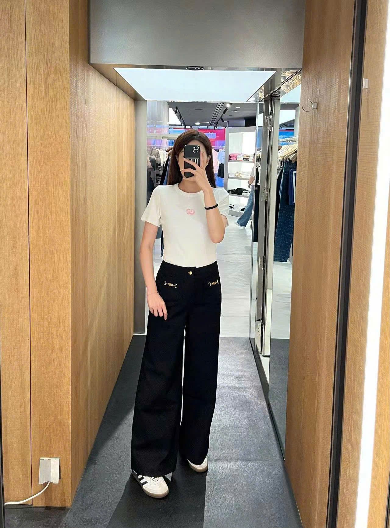 Quần jean đen, 2 xích vàng
