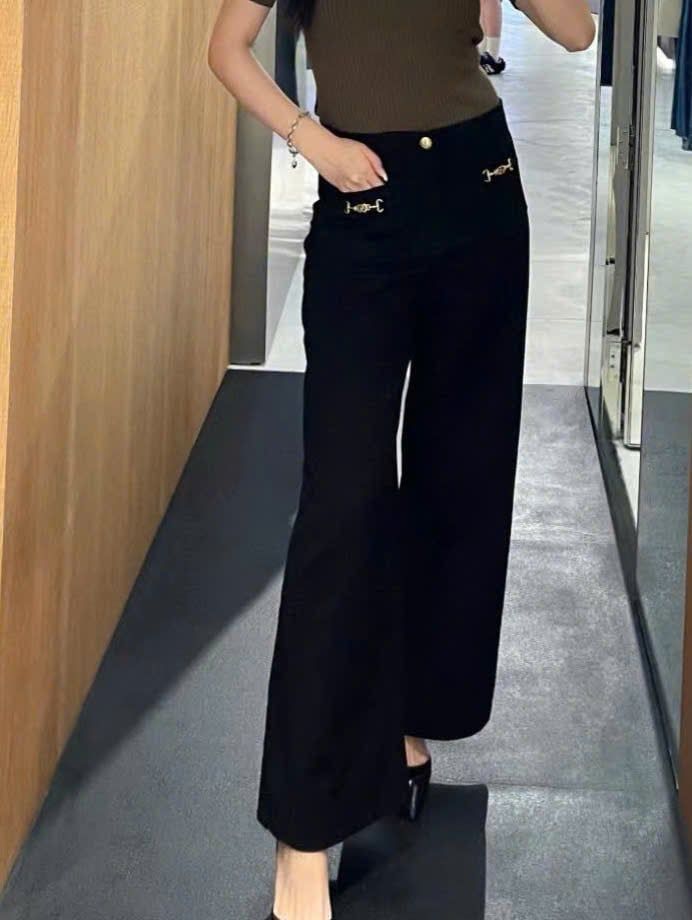 Quần jean đen, 2 xích vàng