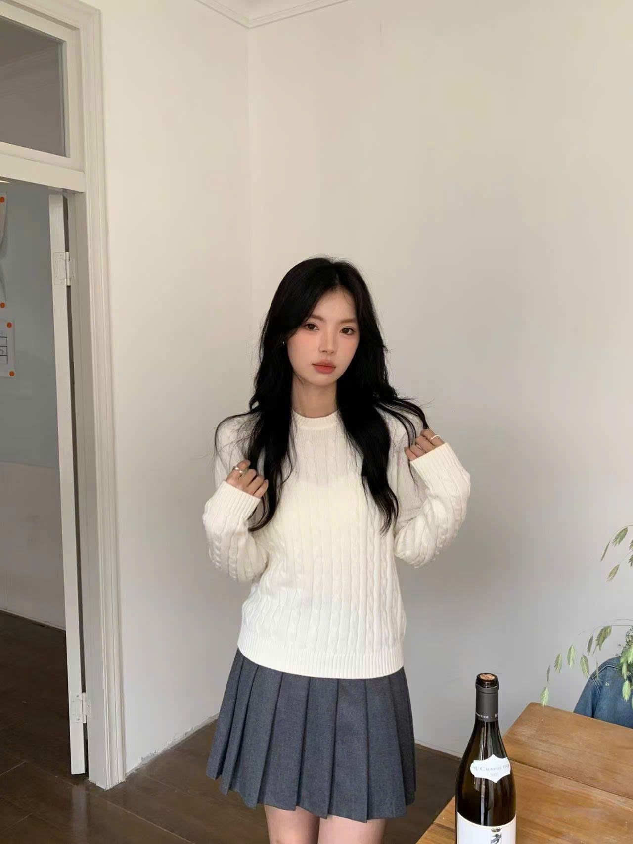 Áo len trắng thừng, gấu đỏ ngực trái