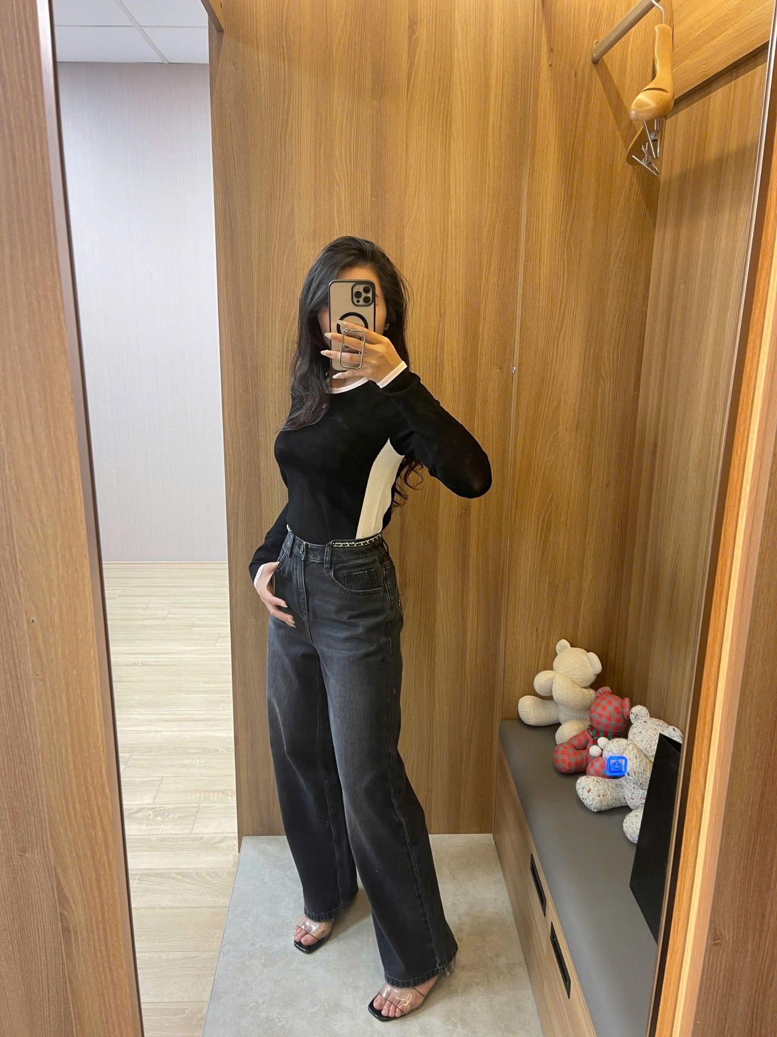 Áo đen sườn trắng - viền cổ trắng hồng