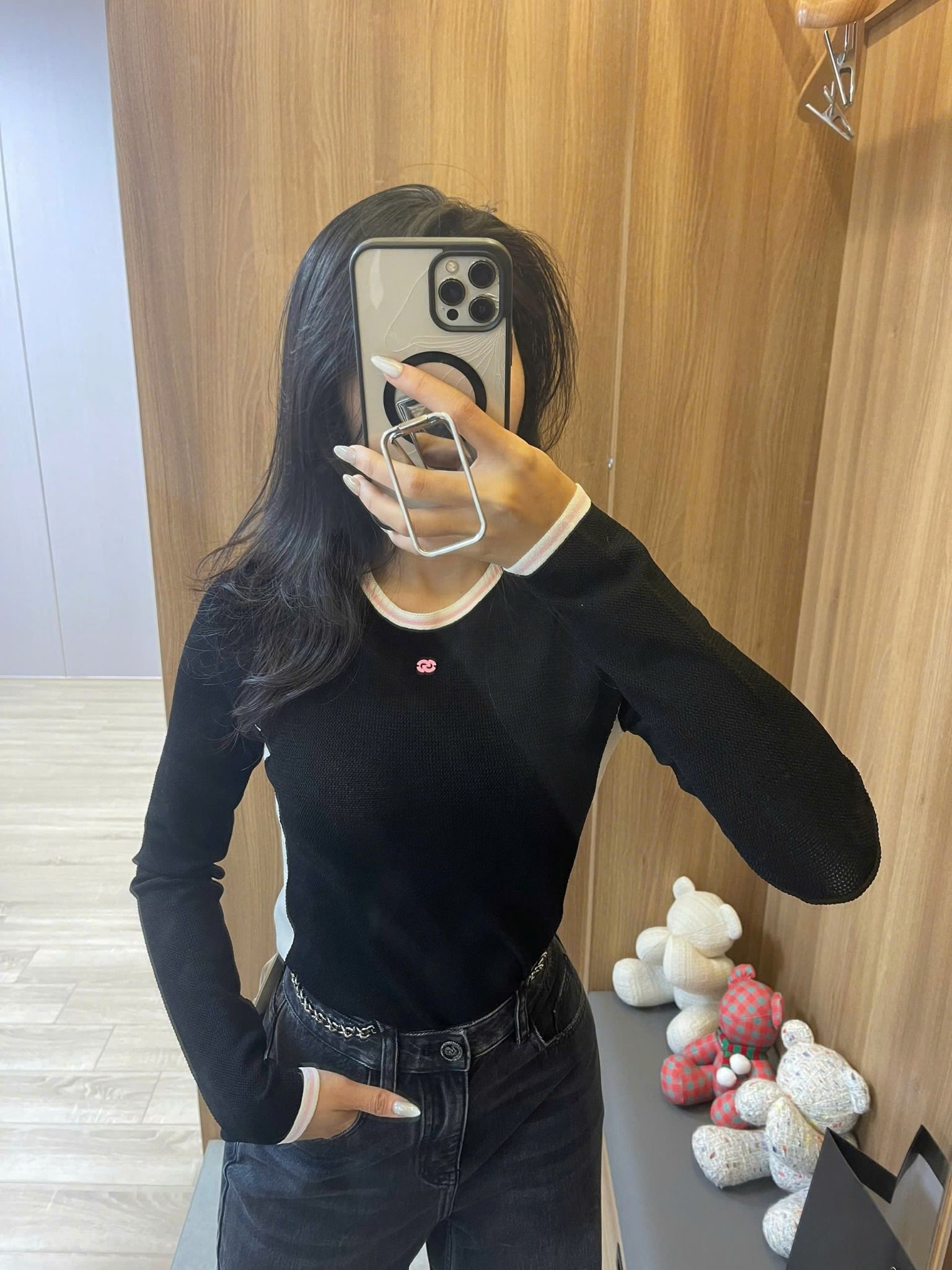 Áo đen sườn trắng - viền cổ trắng hồng