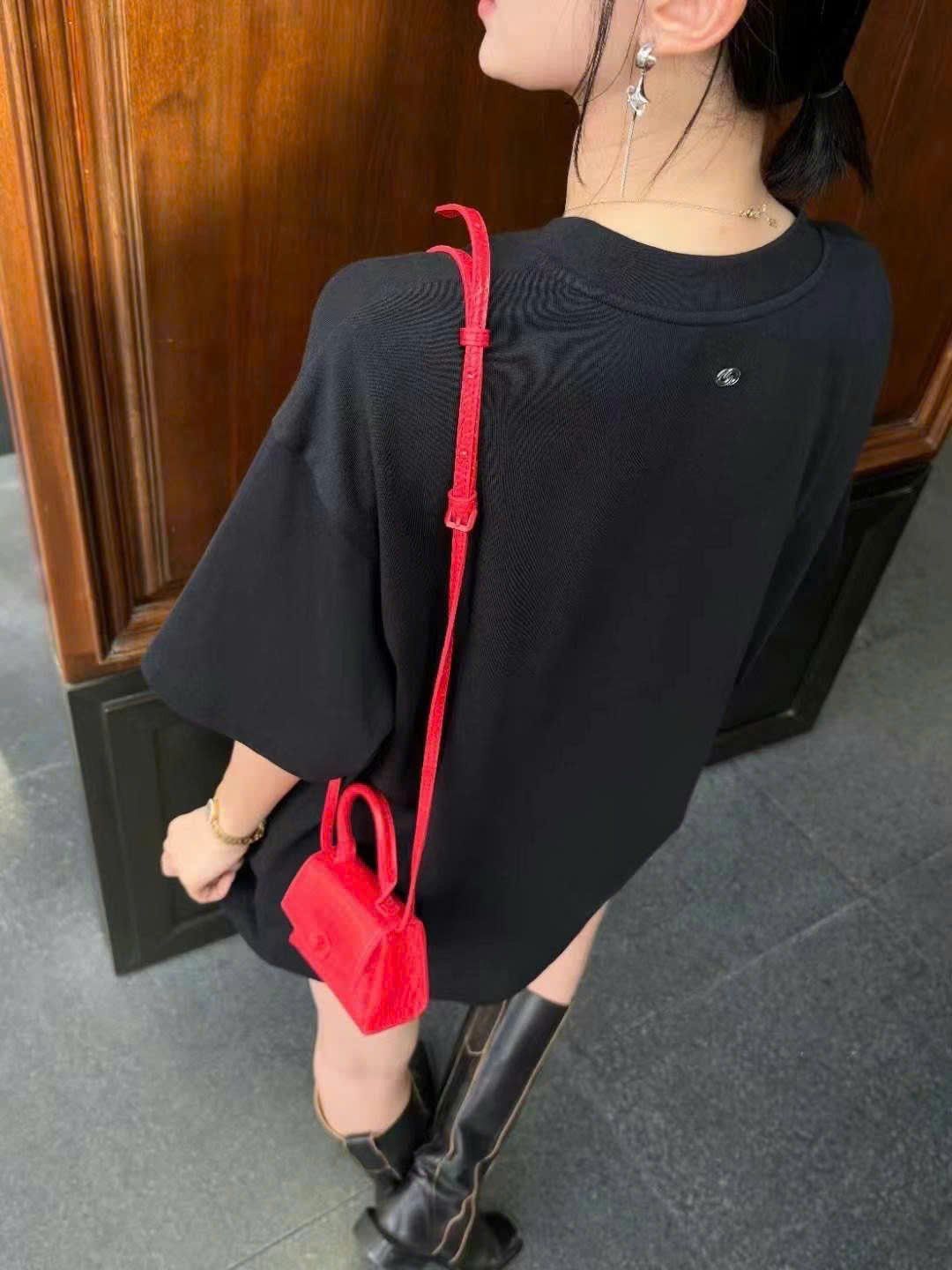 Áo phông đen, gấu xanh jean chữ đỏ