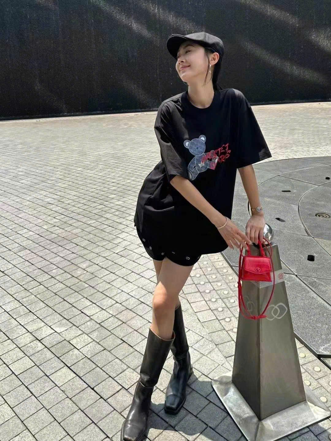 Áo phông đen, gấu xanh jean chữ đỏ
