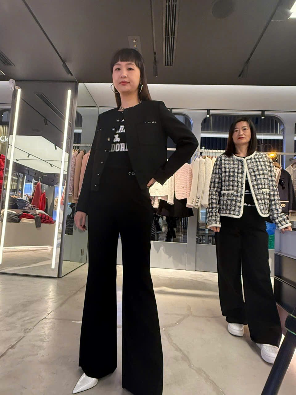 Quần Montogi, chữ cạp trái