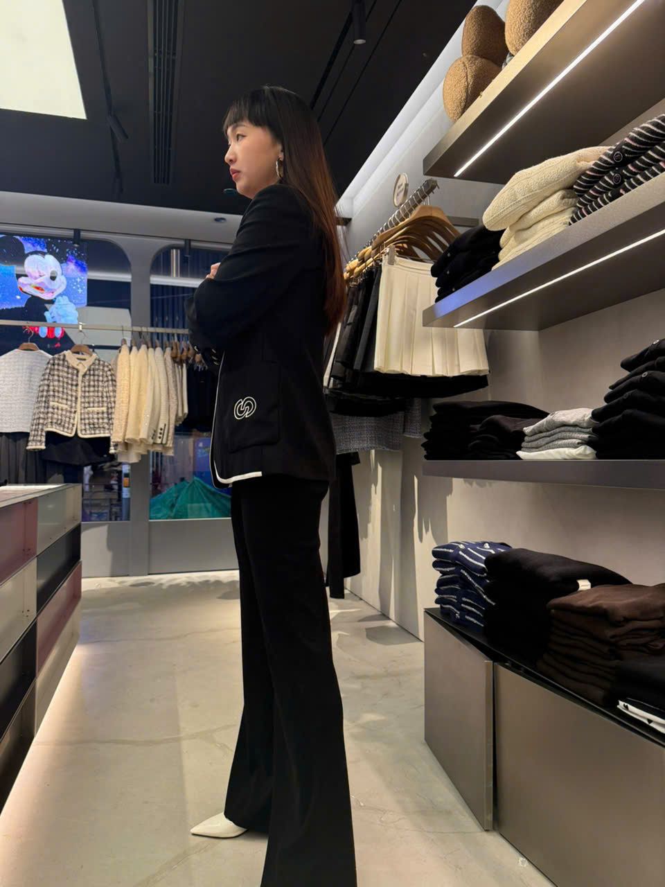 Quần Montogi, chữ cạp trái