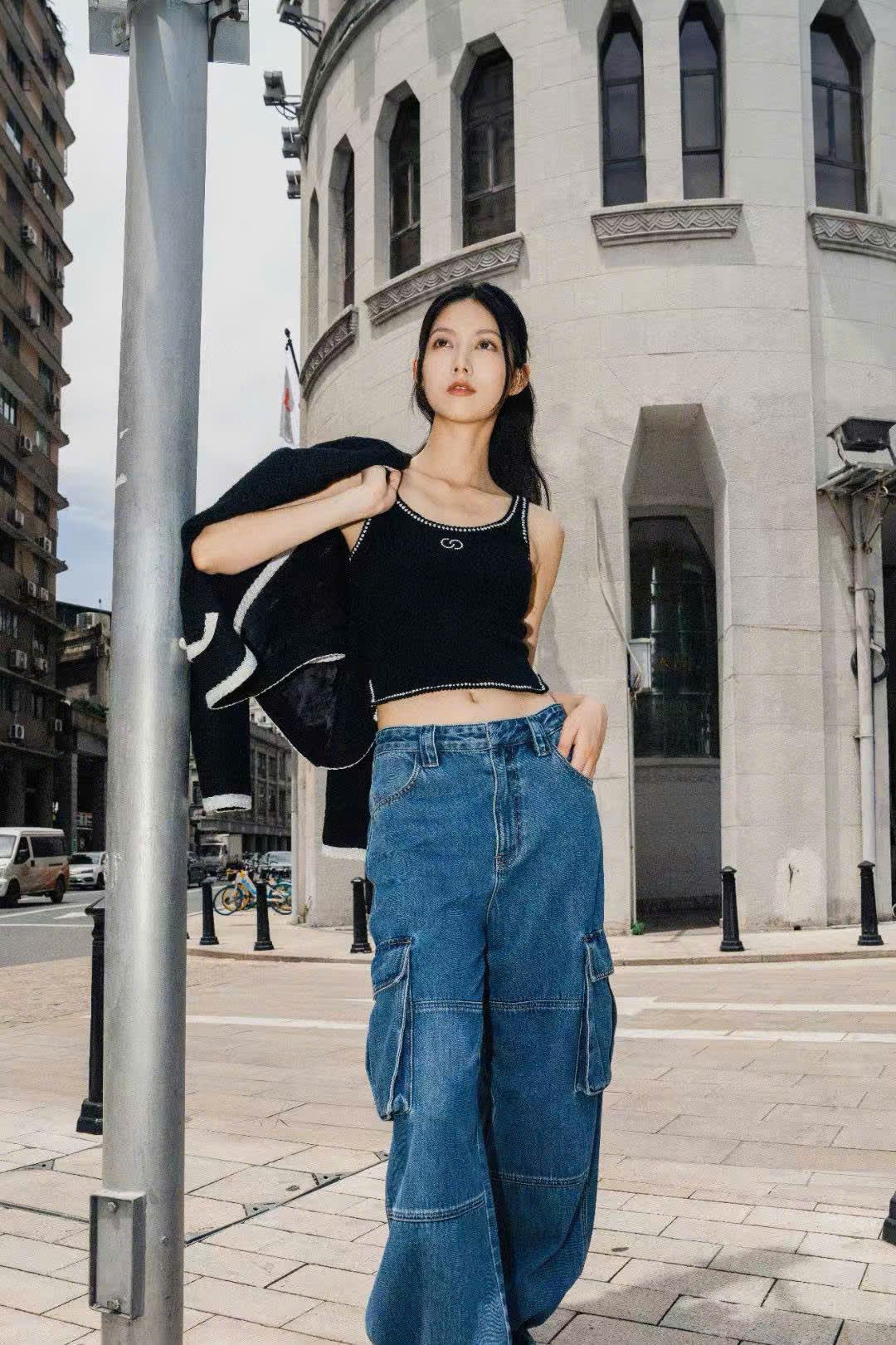 Áo tank top đen viền trắng CC