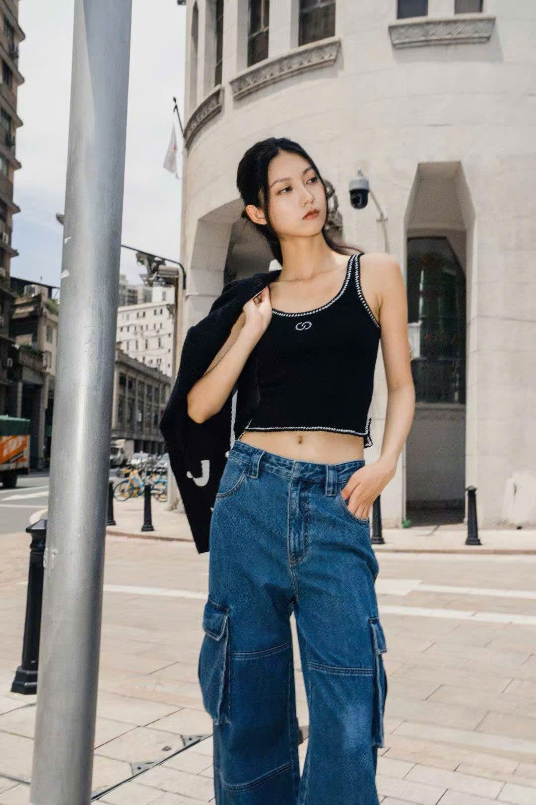 Áo tank top đen viền trắng CC