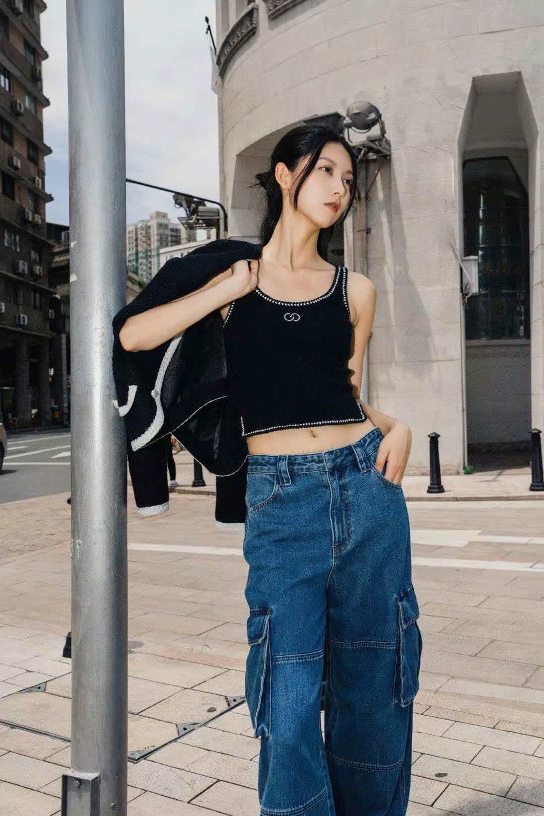 Áo tank top đen viền trắng CC