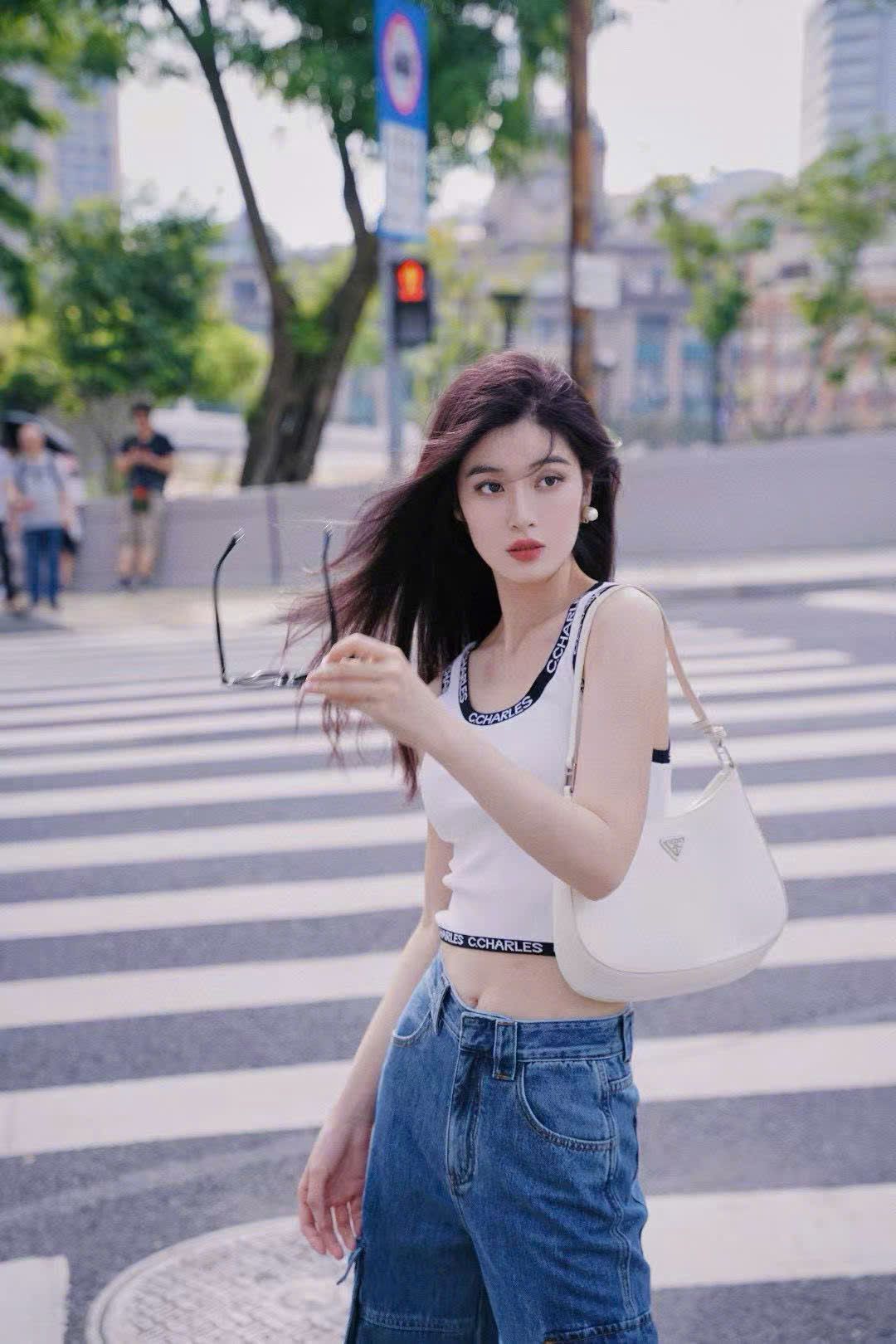 Tank top trắng viền đen chữ chạy