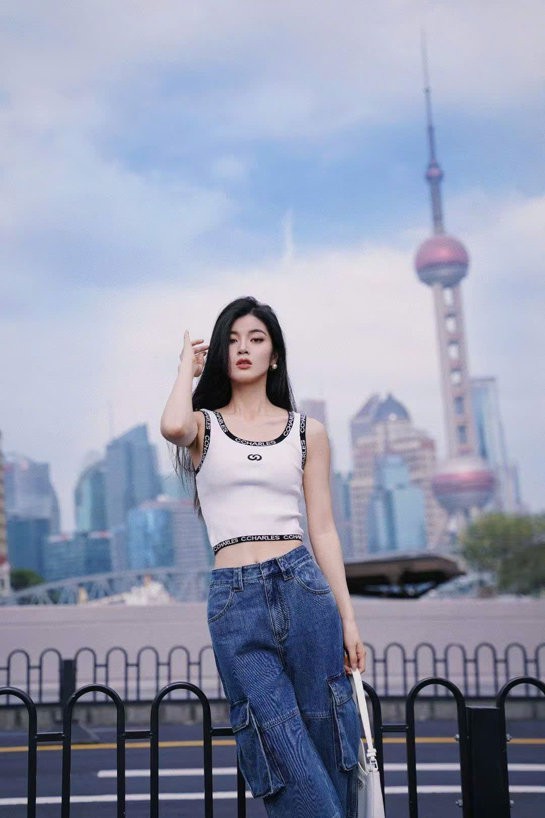 Tank top trắng viền đen chữ chạy