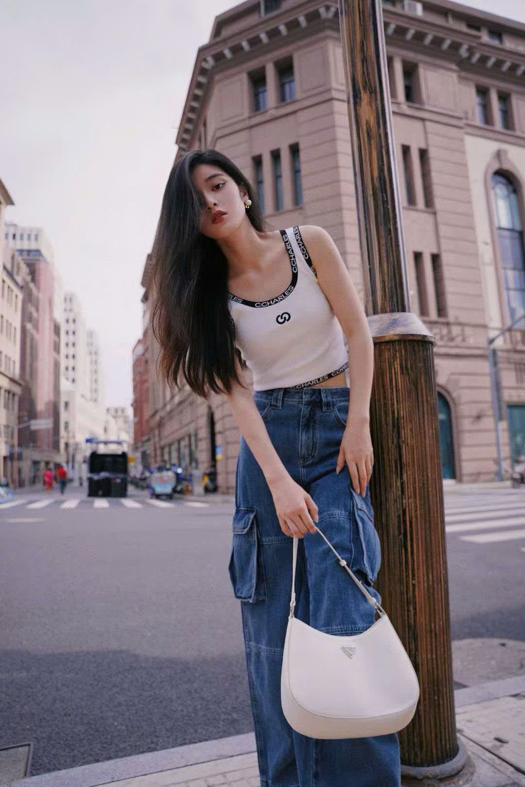 Tank top trắng viền đen chữ chạy