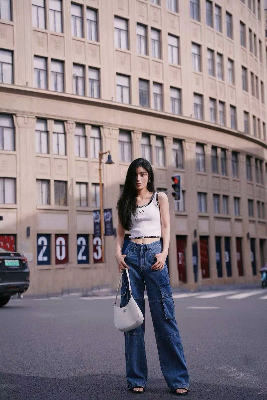 Tank top trắng viền đen chữ chạy
