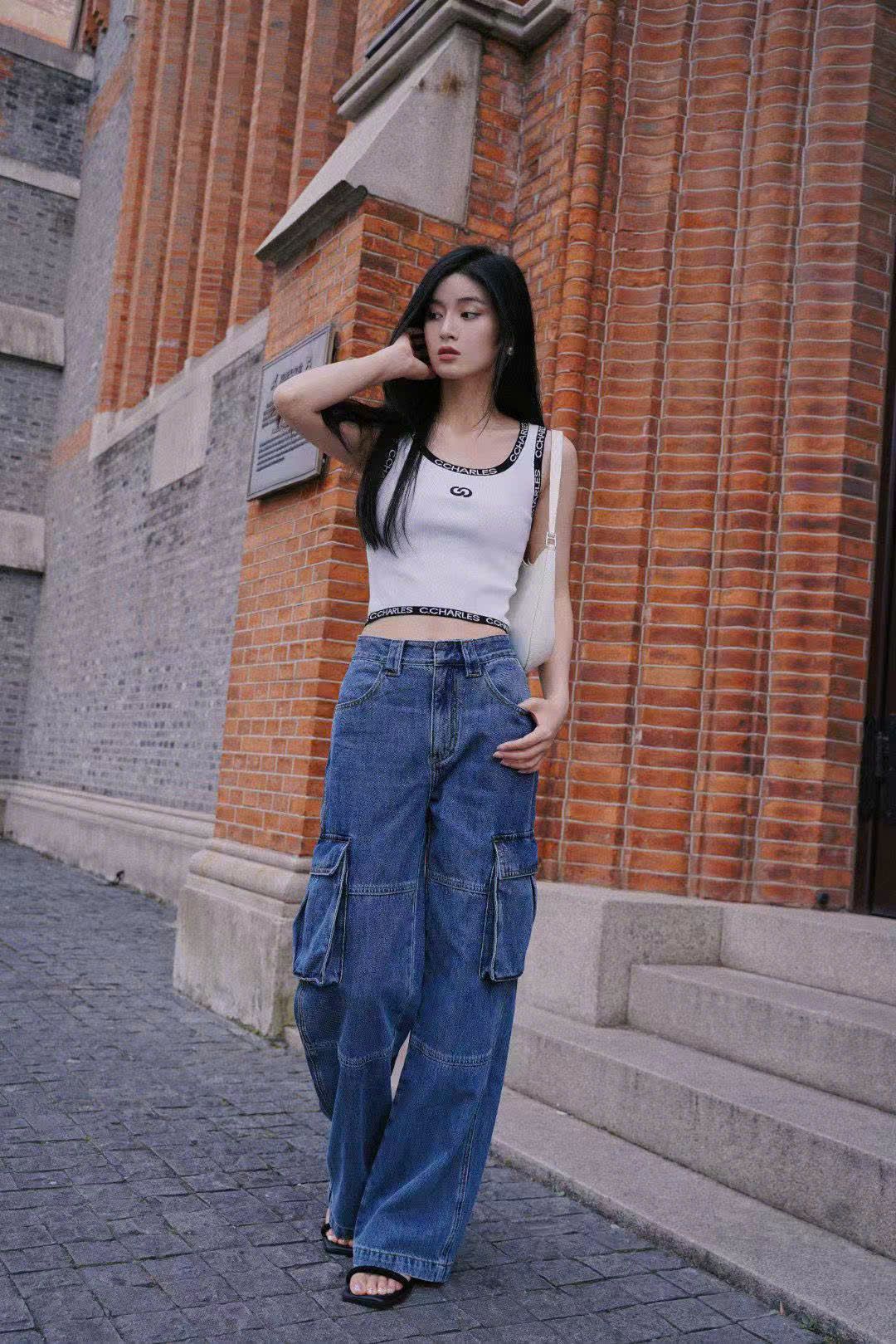 Tank top trắng viền đen chữ chạy