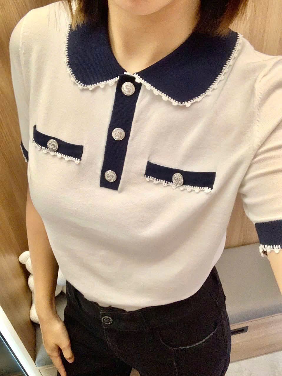 Áo polo trắng cổ đen viền ren