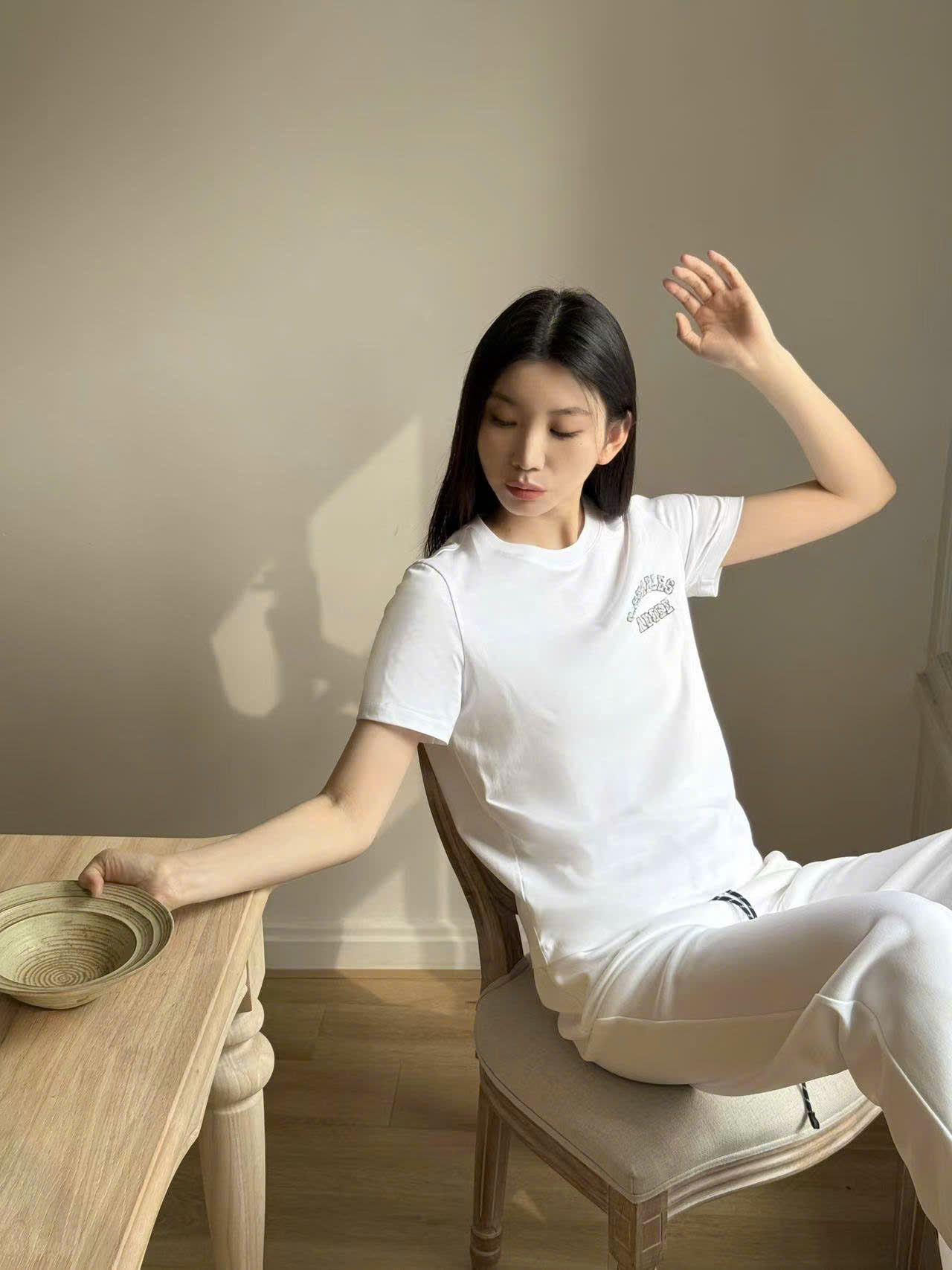 Áo T-trắng cổ tròn ADORE