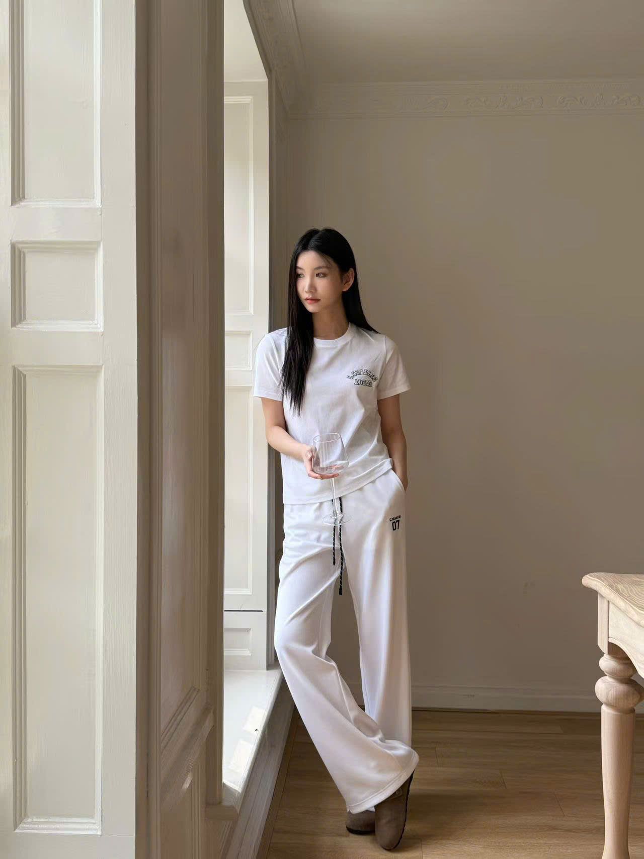 Áo T-trắng cổ tròn ADORE
