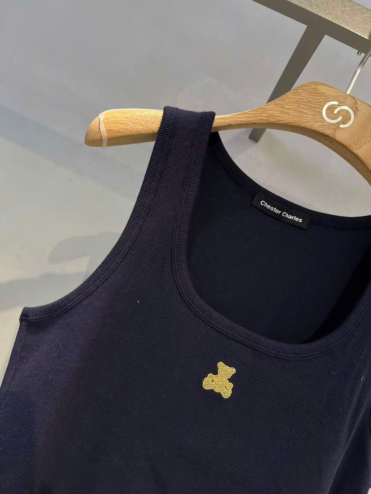 Ba lỗ xanh navy, gấu vàng