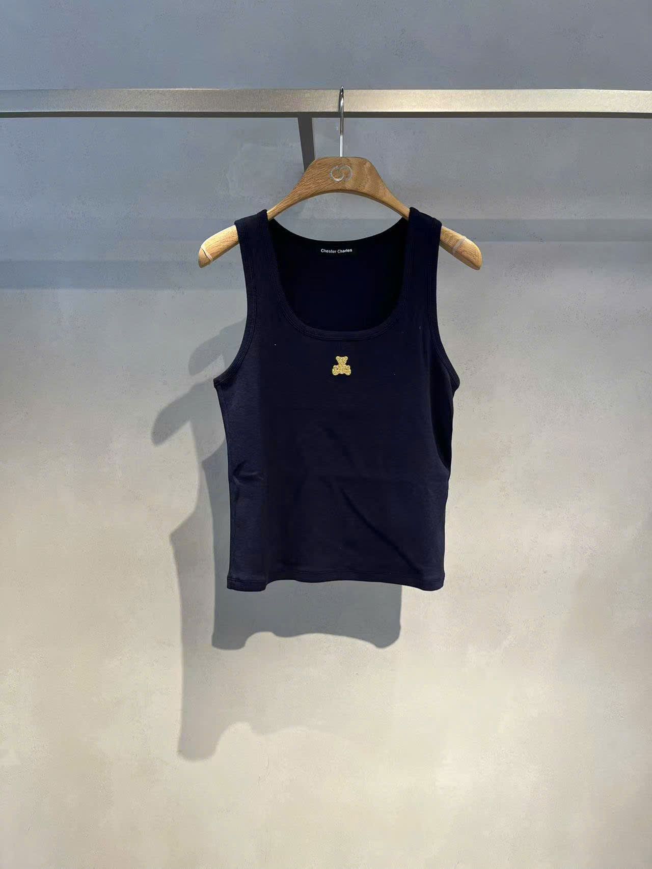 Ba lỗ xanh navy, gấu vàng